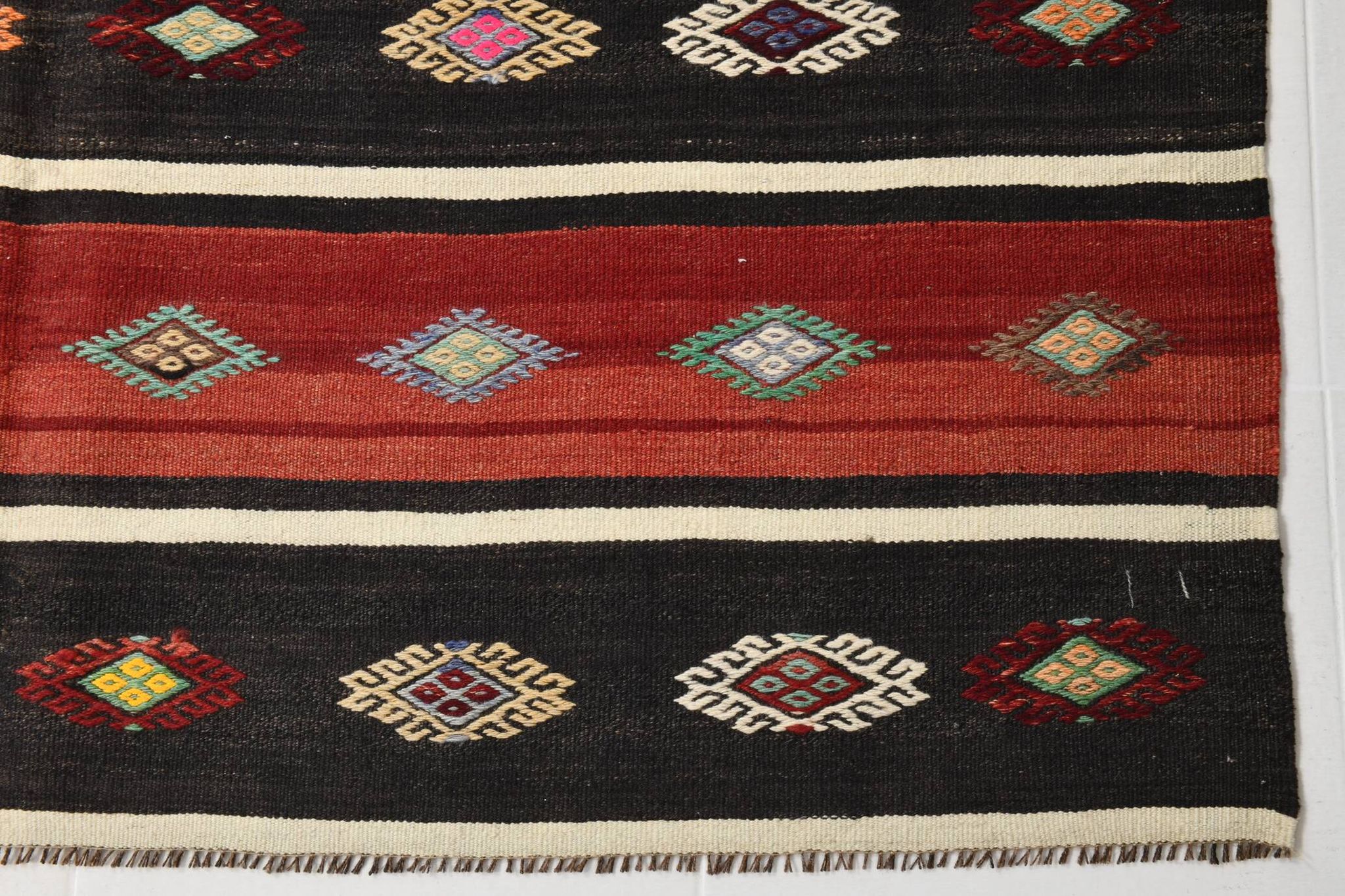 Tapis kilim persan rouge et noir fait main 5x7, 168x228 cm