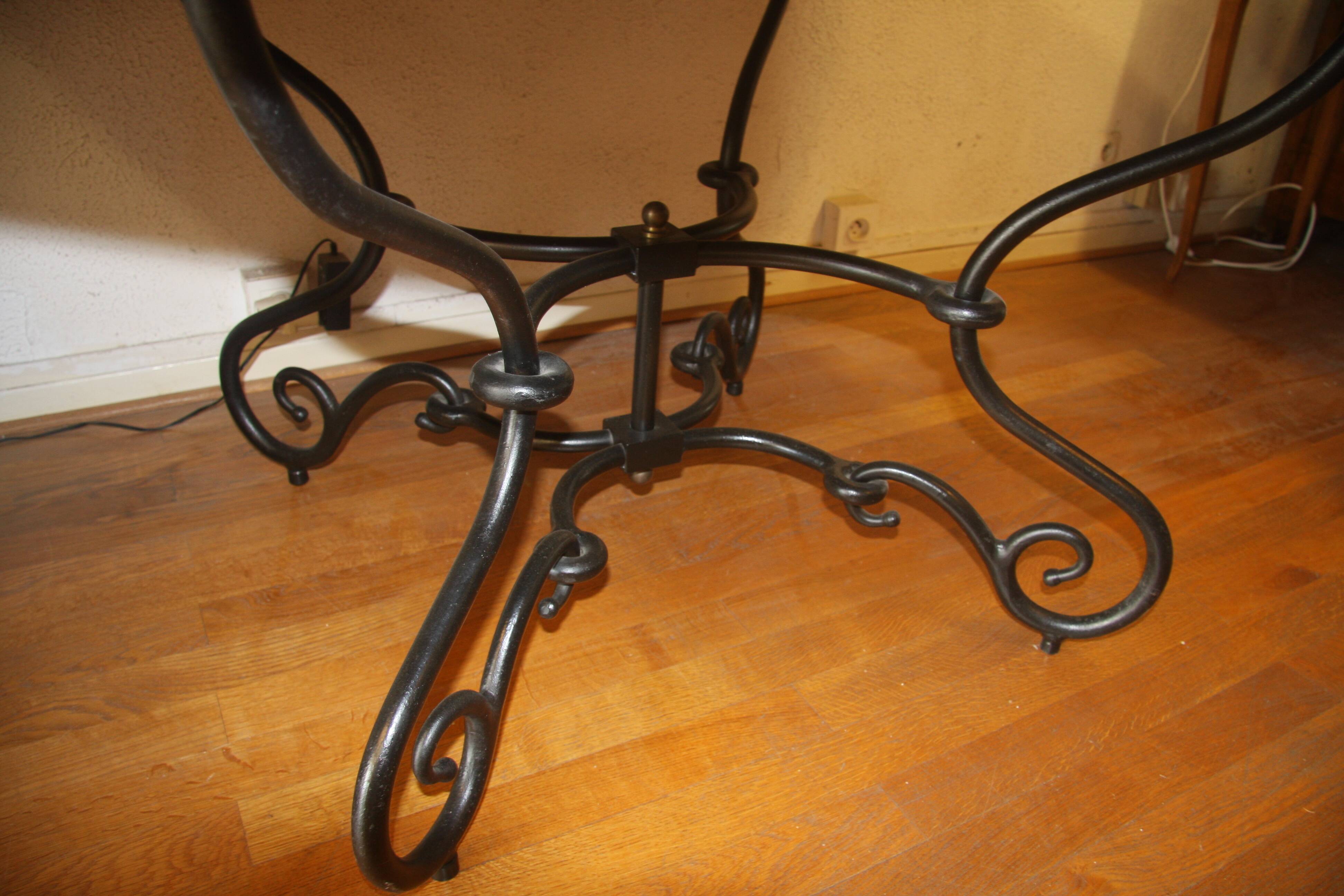 Table carrée en merisier avec abattants.