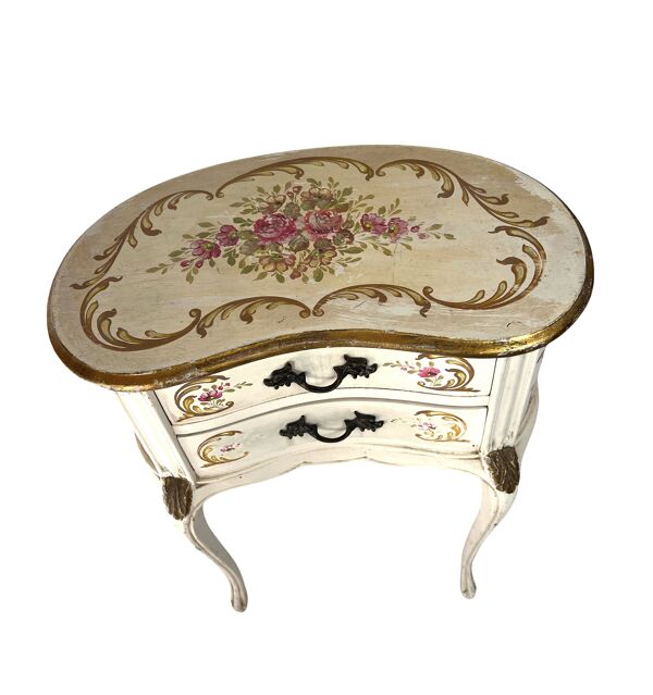 Table de nuit galbée peinte à décor floral shabby– Esprit Louis XV