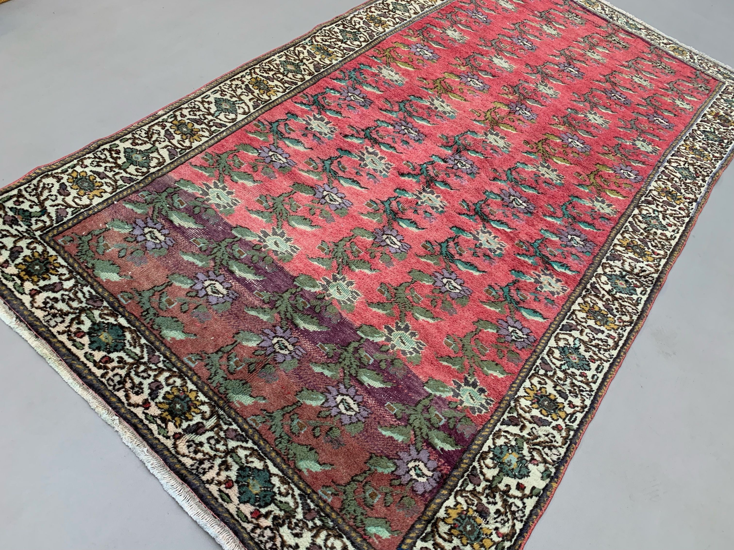 Vintage turkish rug 270x141 cm carpet
