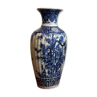 Large Chinese vase in blue white