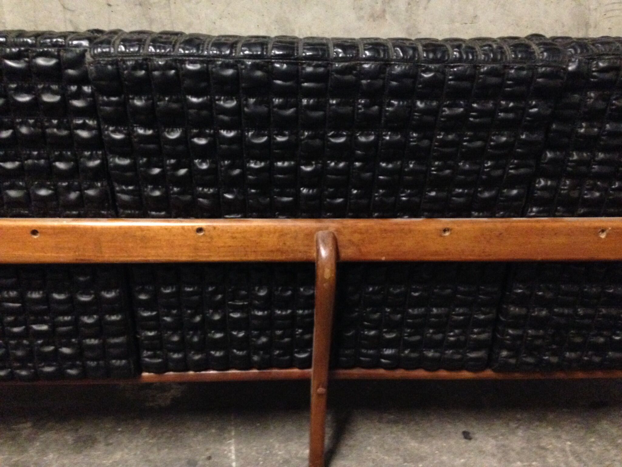 Canapé scandinave 1960 en cuir et bois