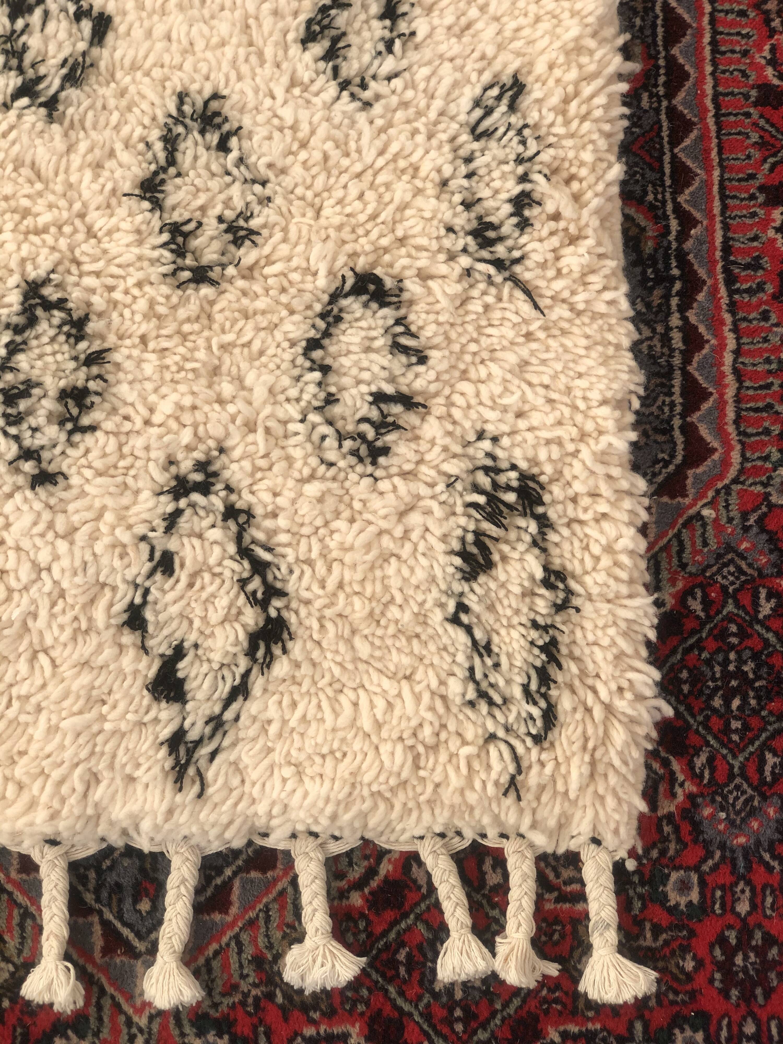 Small and thick beni ouarain berbere carpet