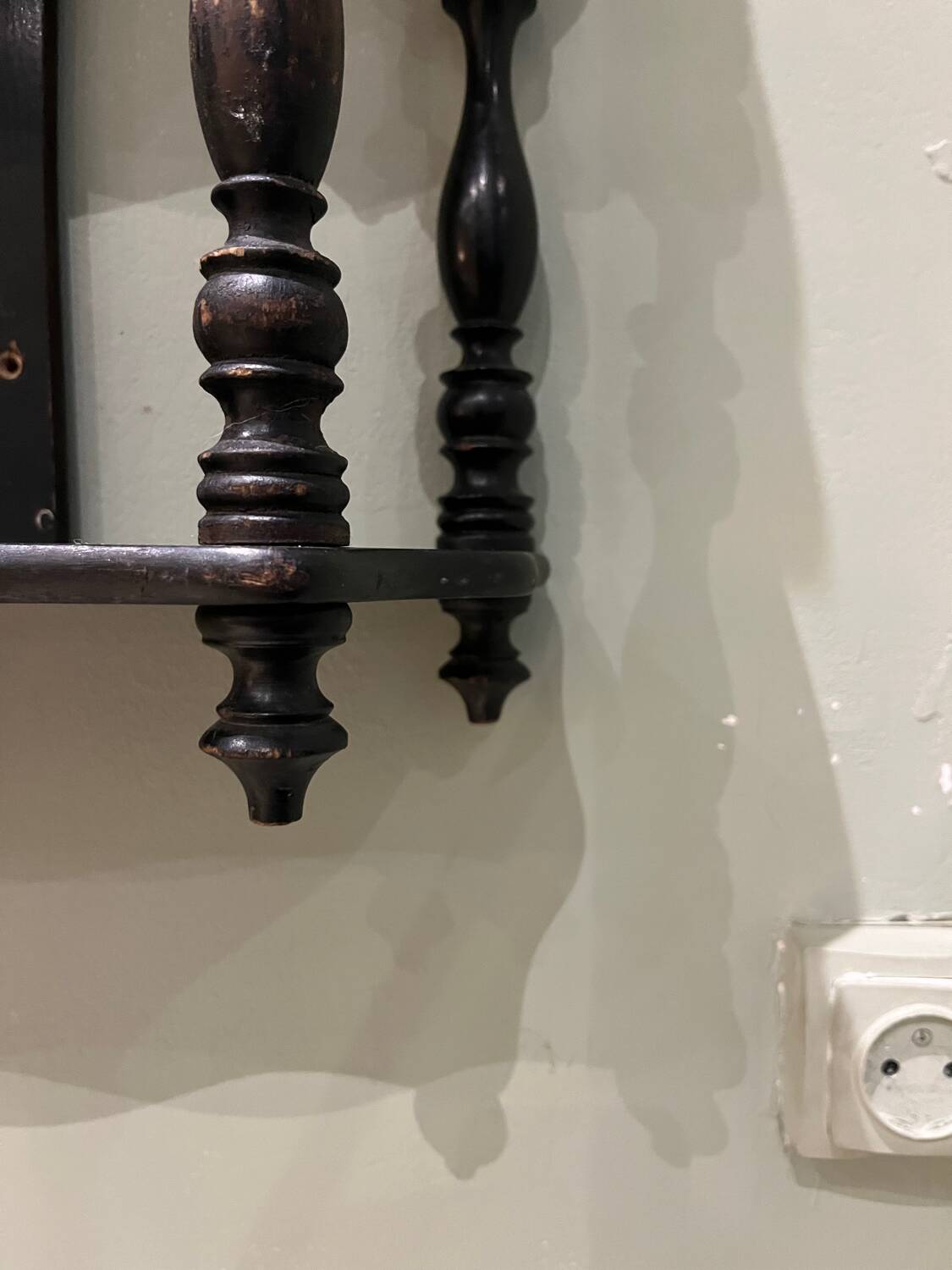 Turned wood shelf, Nap III