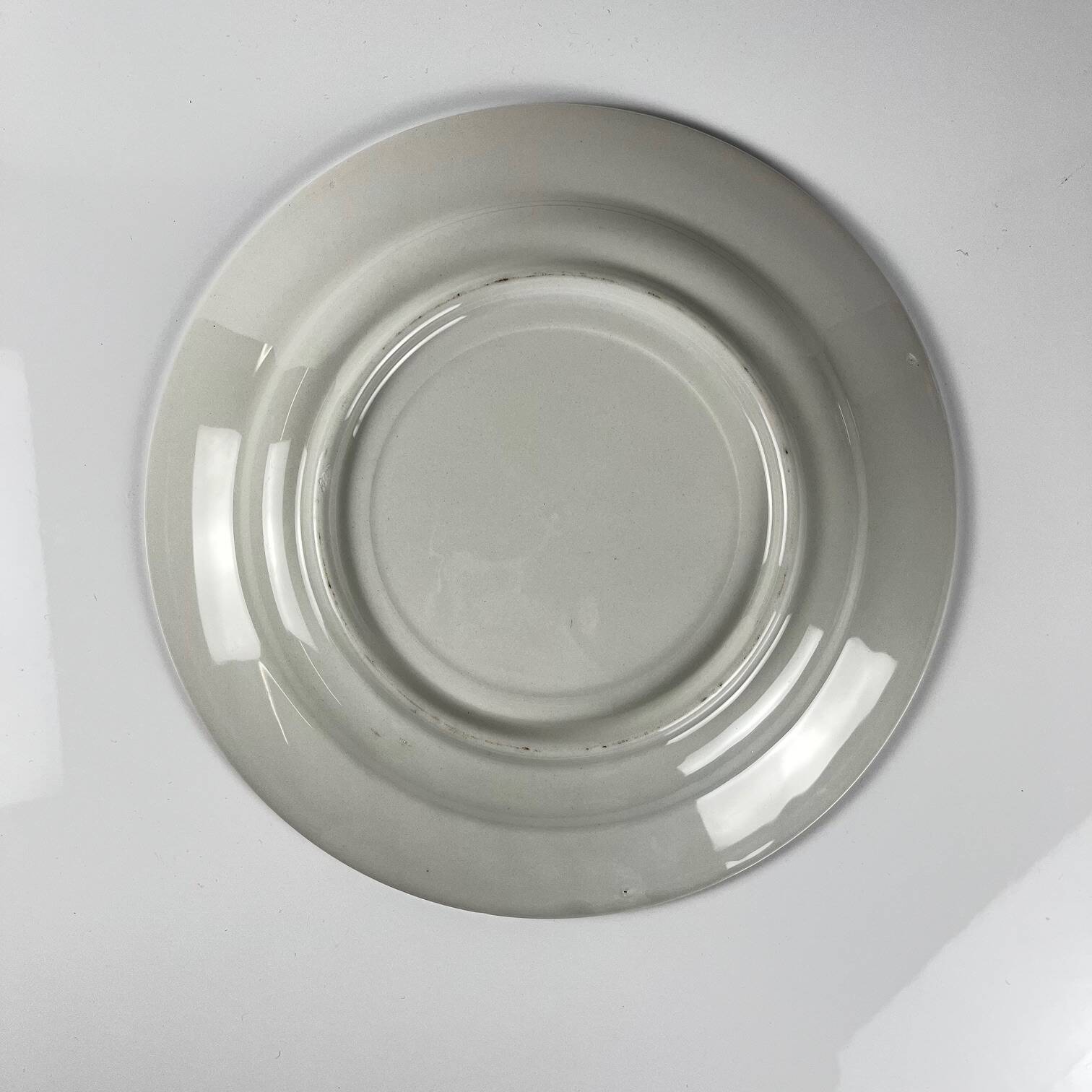 Plat ancien en faïence bleue, décor floral et oiseaux, début XXe