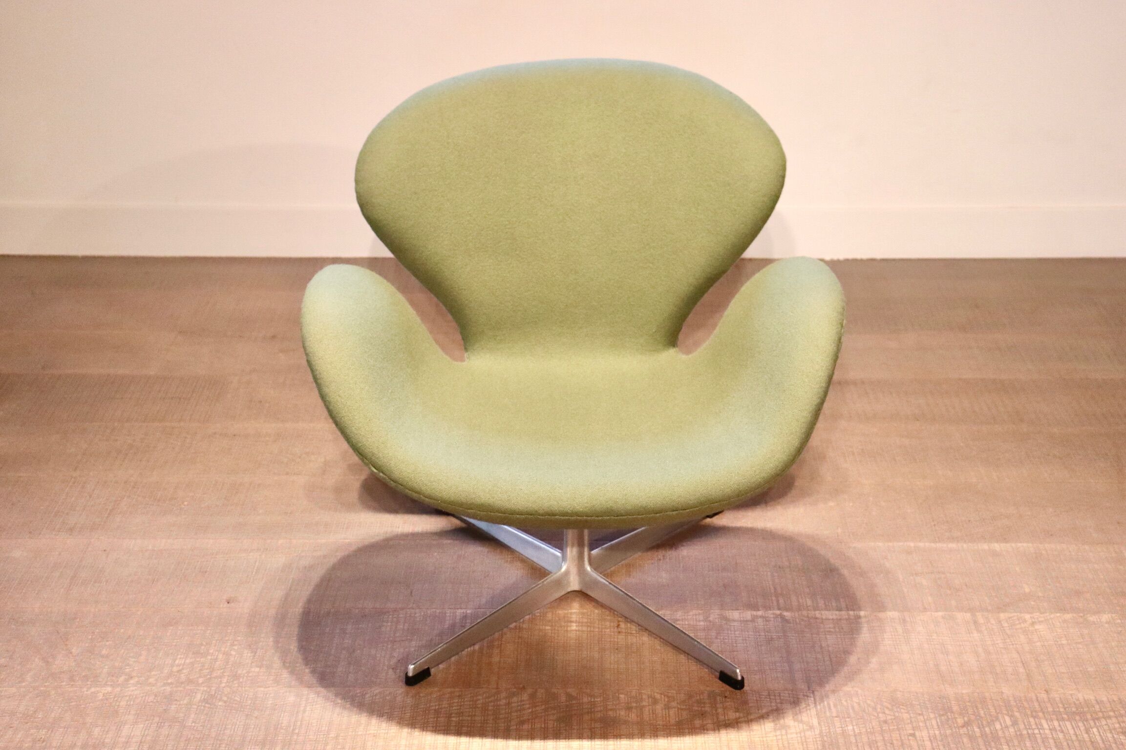 Early model 3320 Swan Chair by Arne Jacobsen for Fritz Hansen, 1950s