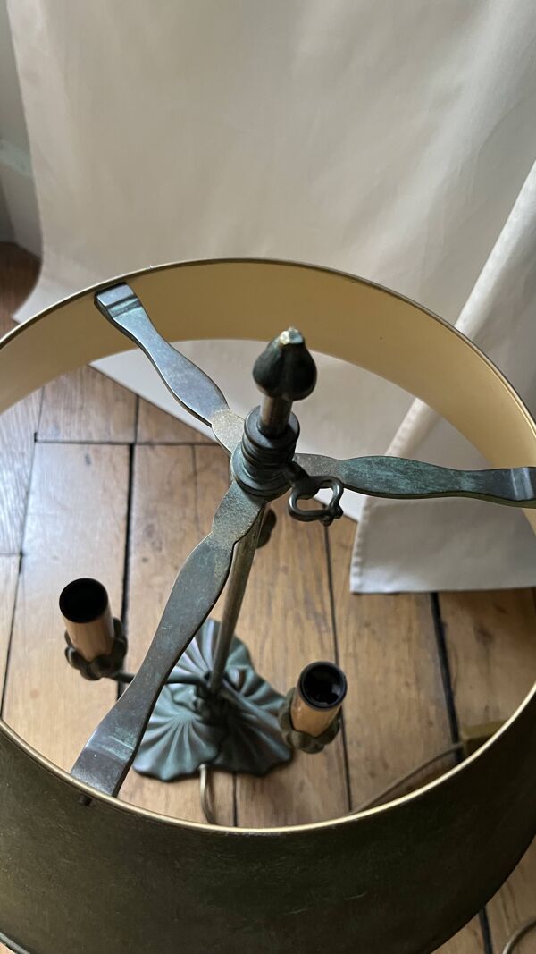 Lampe de table tulipe Lucien Gau en métal patiné avec abat-jour vert.