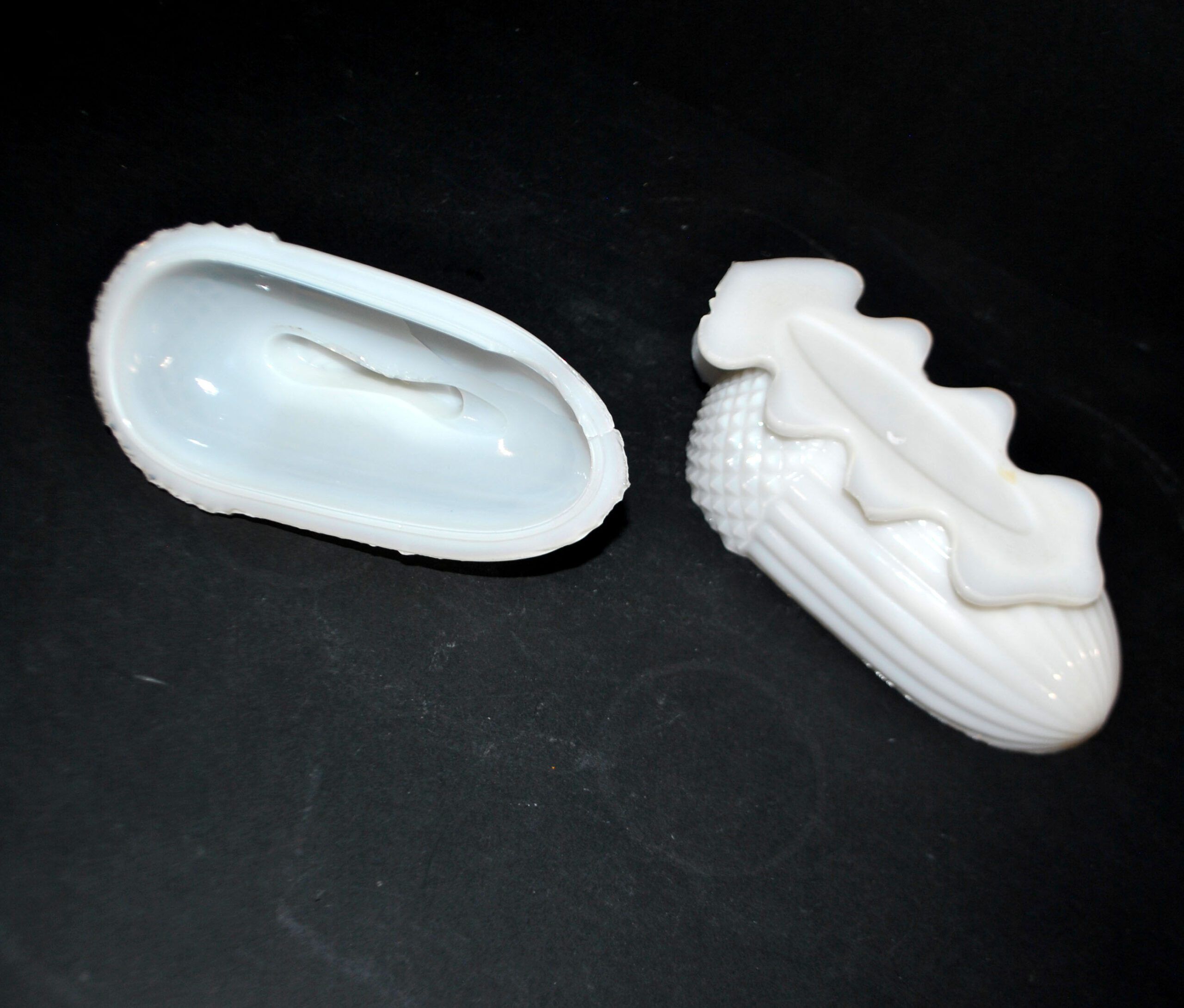 Sucrier écureuil en opaline blanche Vallerysthal, 1910