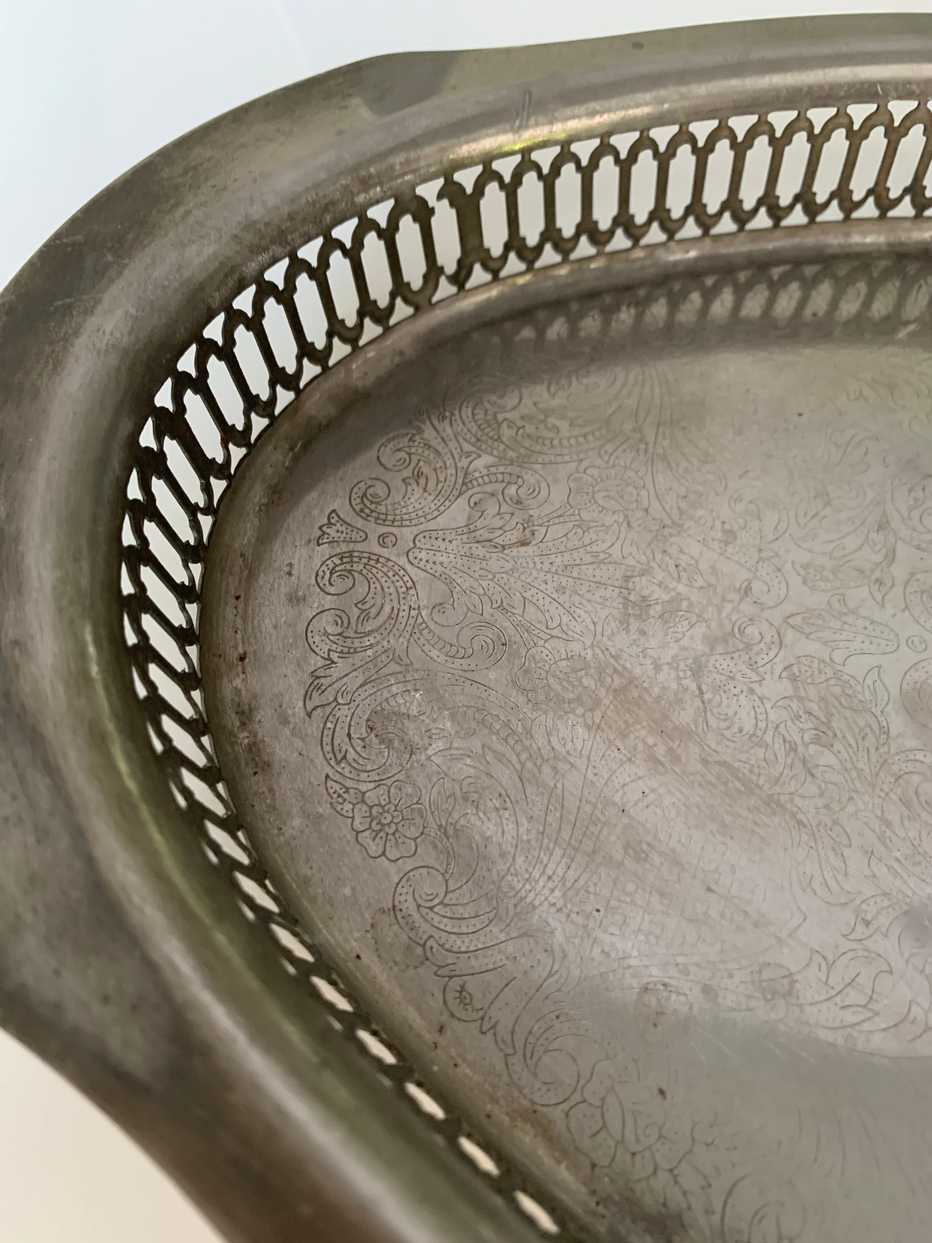 Engraved metal top diam35,4 cm