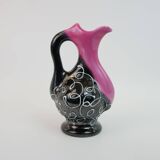 Carafe Vallauris noire et rose à motifs blanc en relief