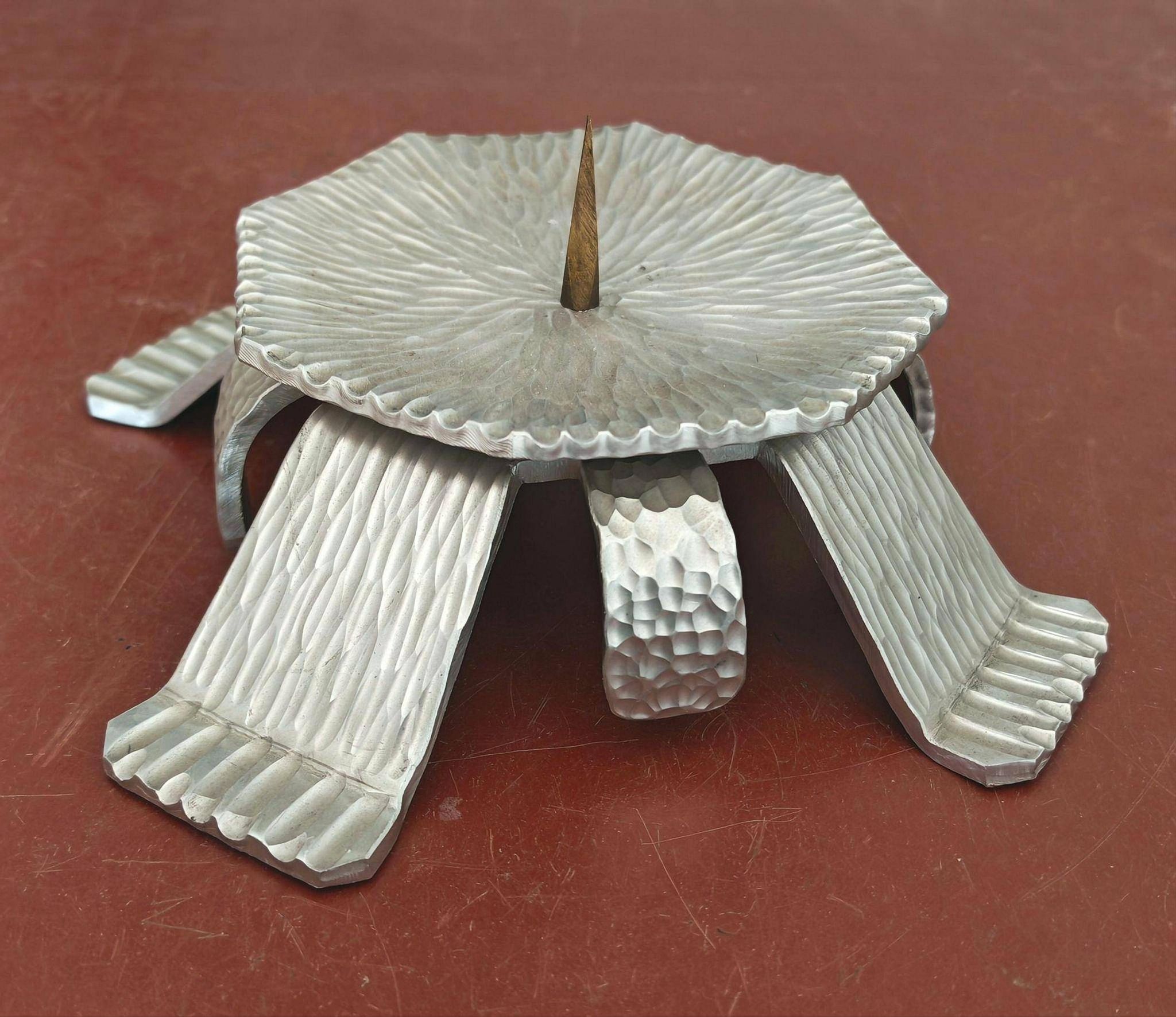 Paire de bougeoirs brutalistes en aluminium martelé, années 1970