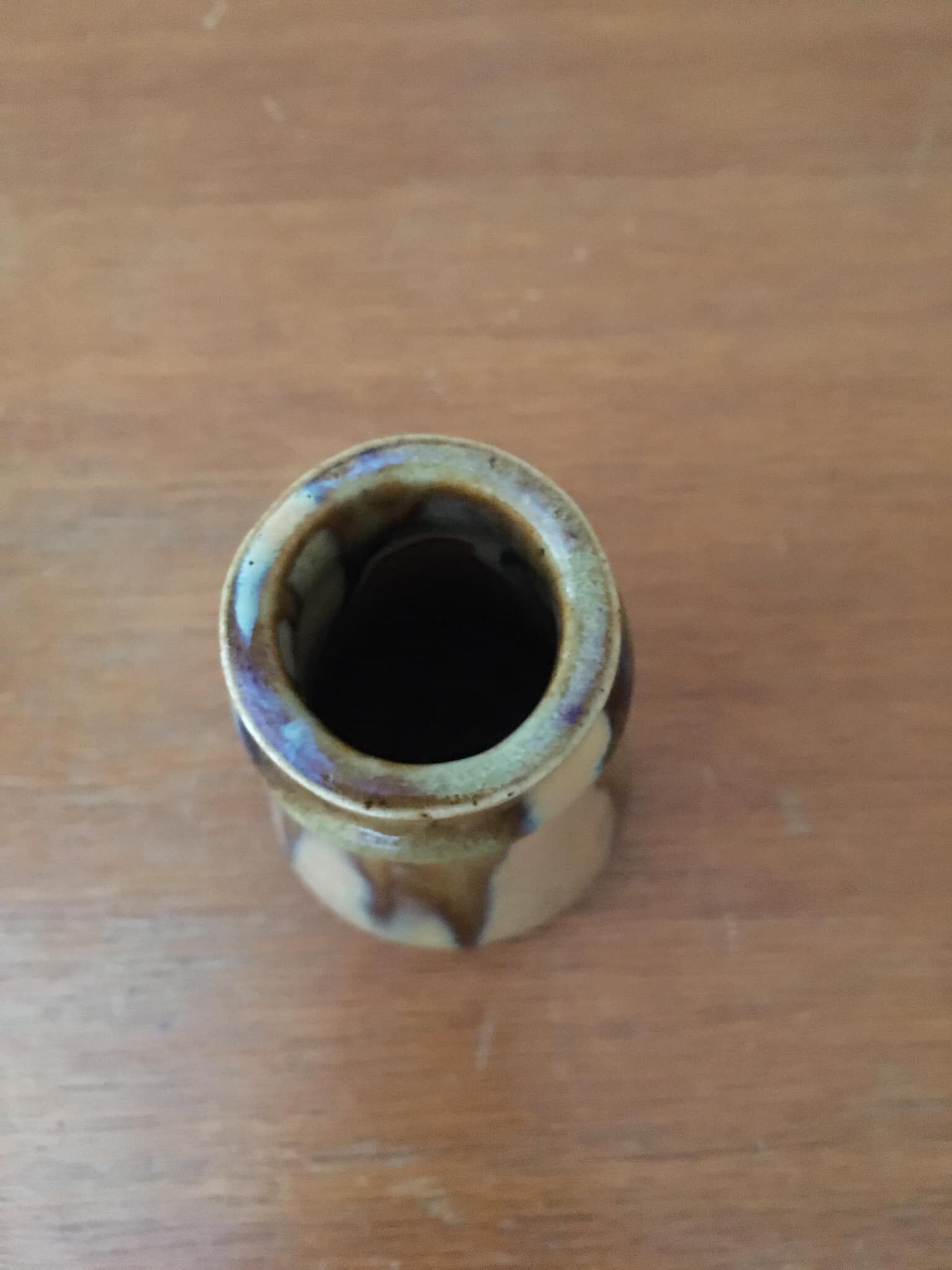 Small ceramic vase with gradients of chestnuts and ochres. Signed.