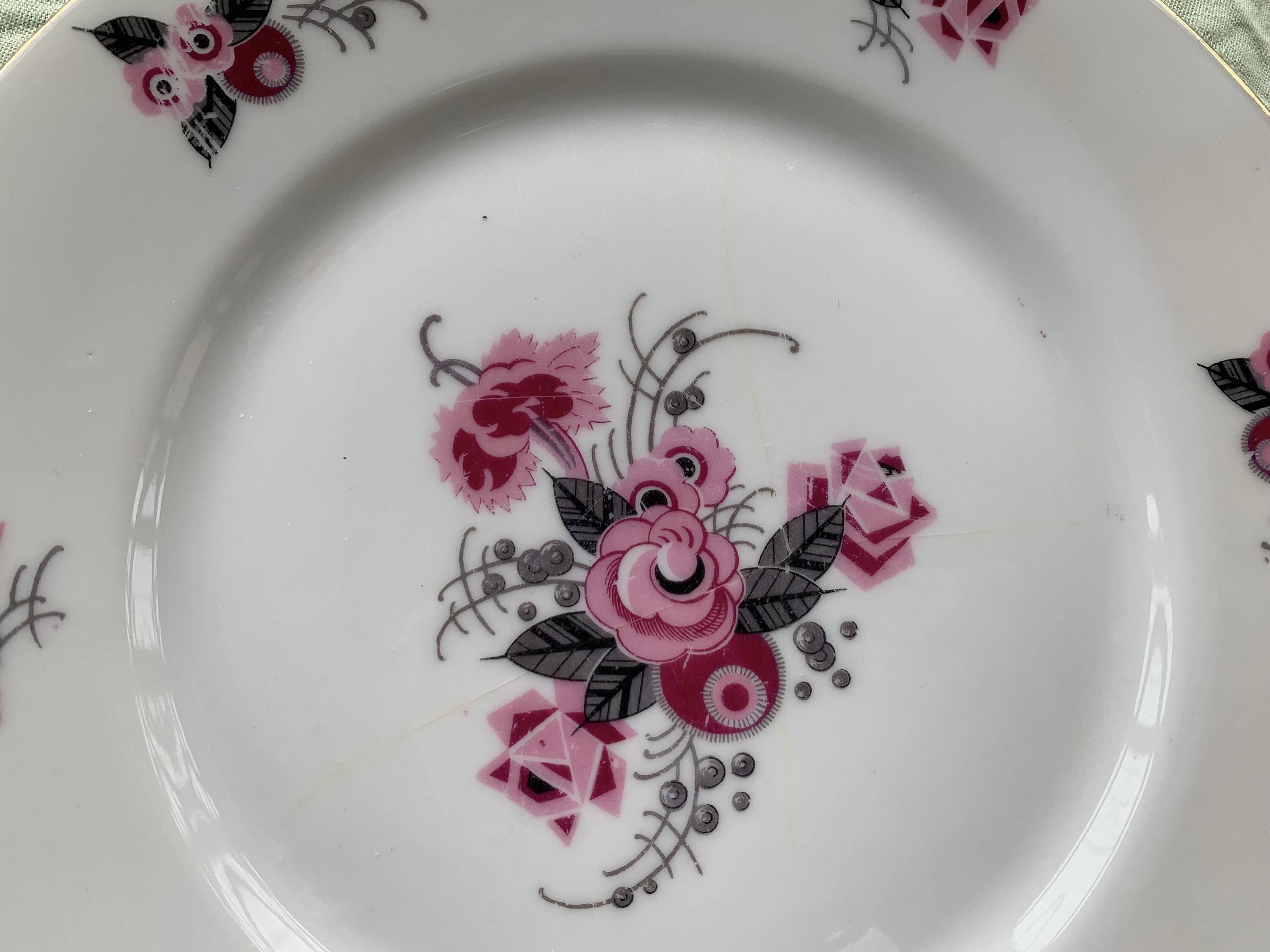 Set of 4 flat plates, in art deco porcelain