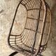 Fauteuil suspendu vintage en rotin avec sa potence