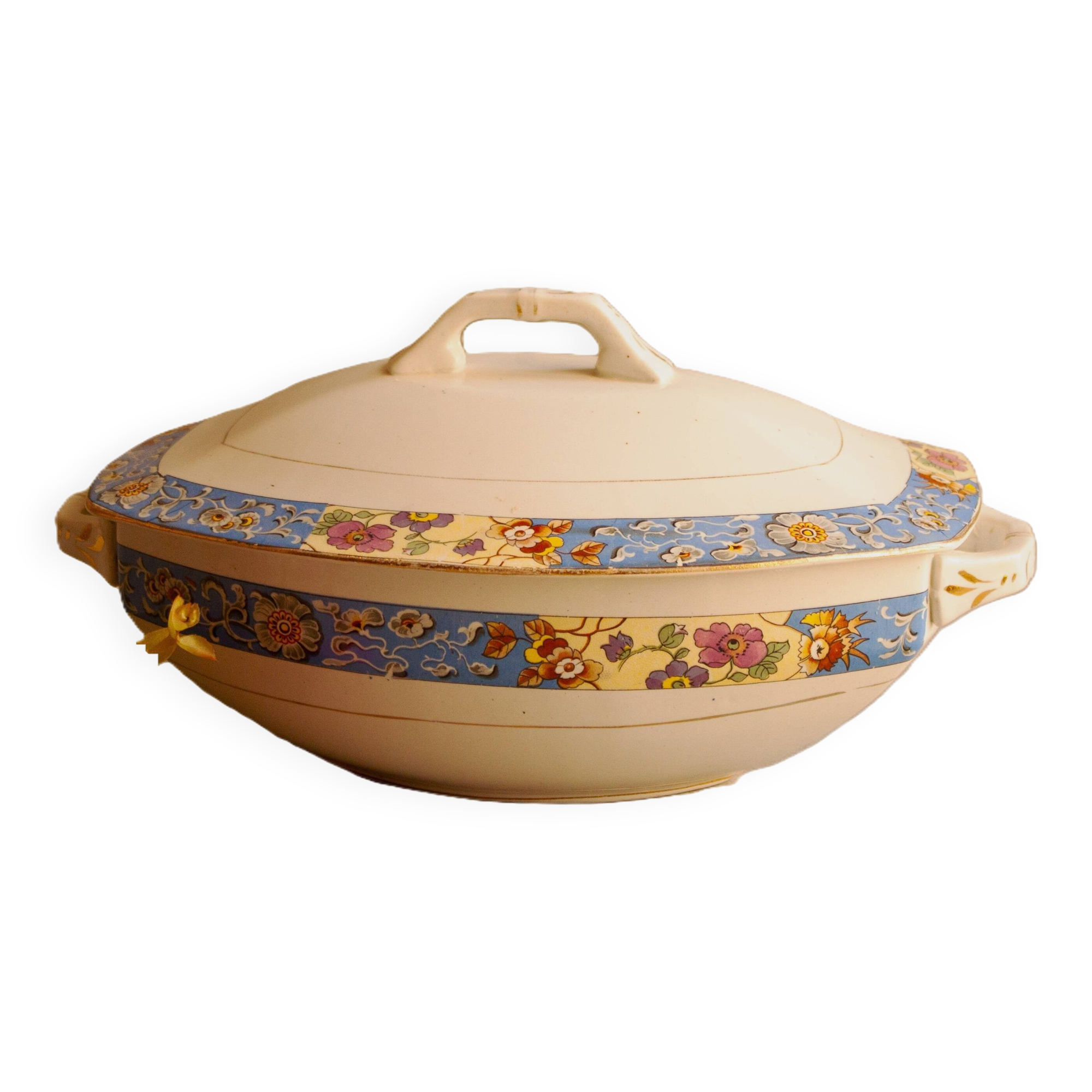 Sopera de porcelana antigua. Manufactured in Spain in the decade of 1920.