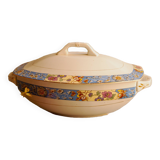 Sopera de porcelana antigua. Manufactured in Spain in the decade of 1920.