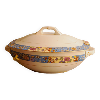 Sopera de porcelana antigua. Manufactured in Spain in the decade of 1920.