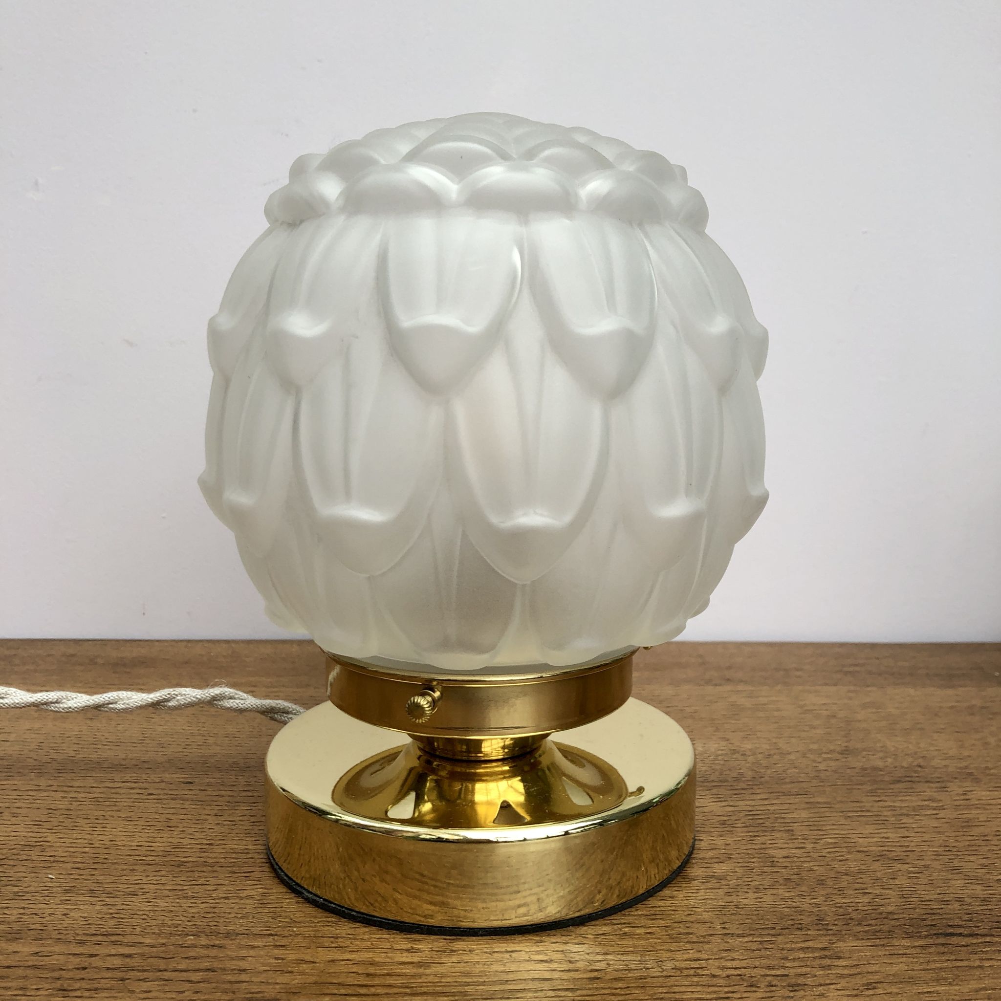 Lampe à poser globe vintage art déco en verre dépoli