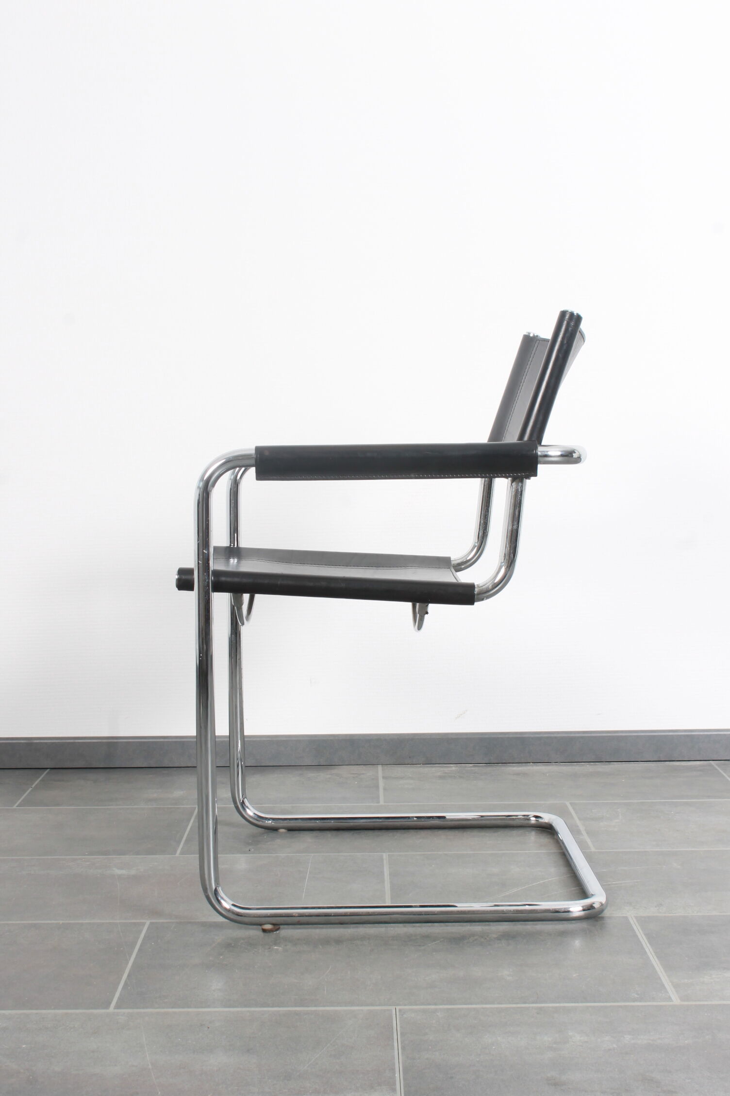 Chaise cantilever. de Matteo Grassi