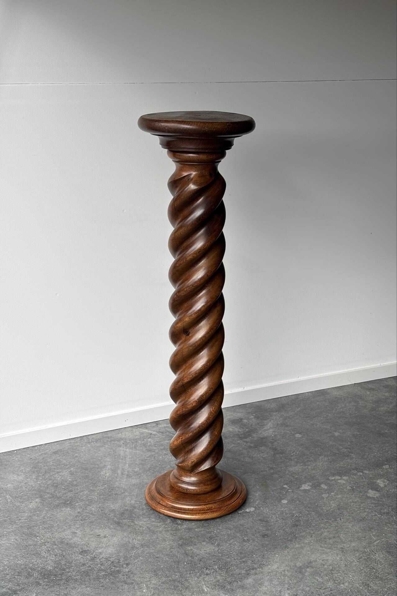 Large twisted solid oak column, early 20th century