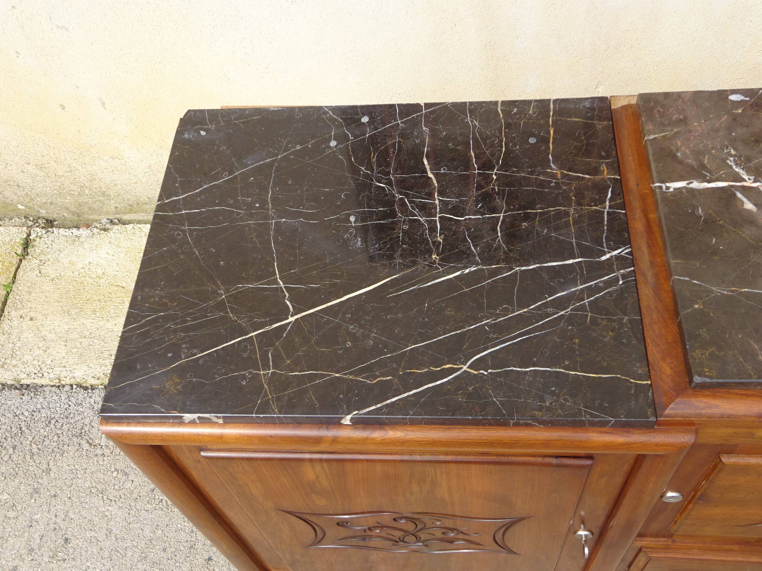 Large buffet en noyer massif, dessus en marbre noir