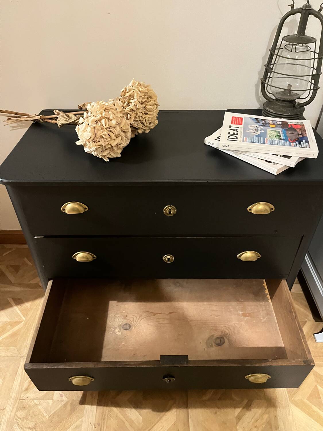 Commode classique noir mat et laiton