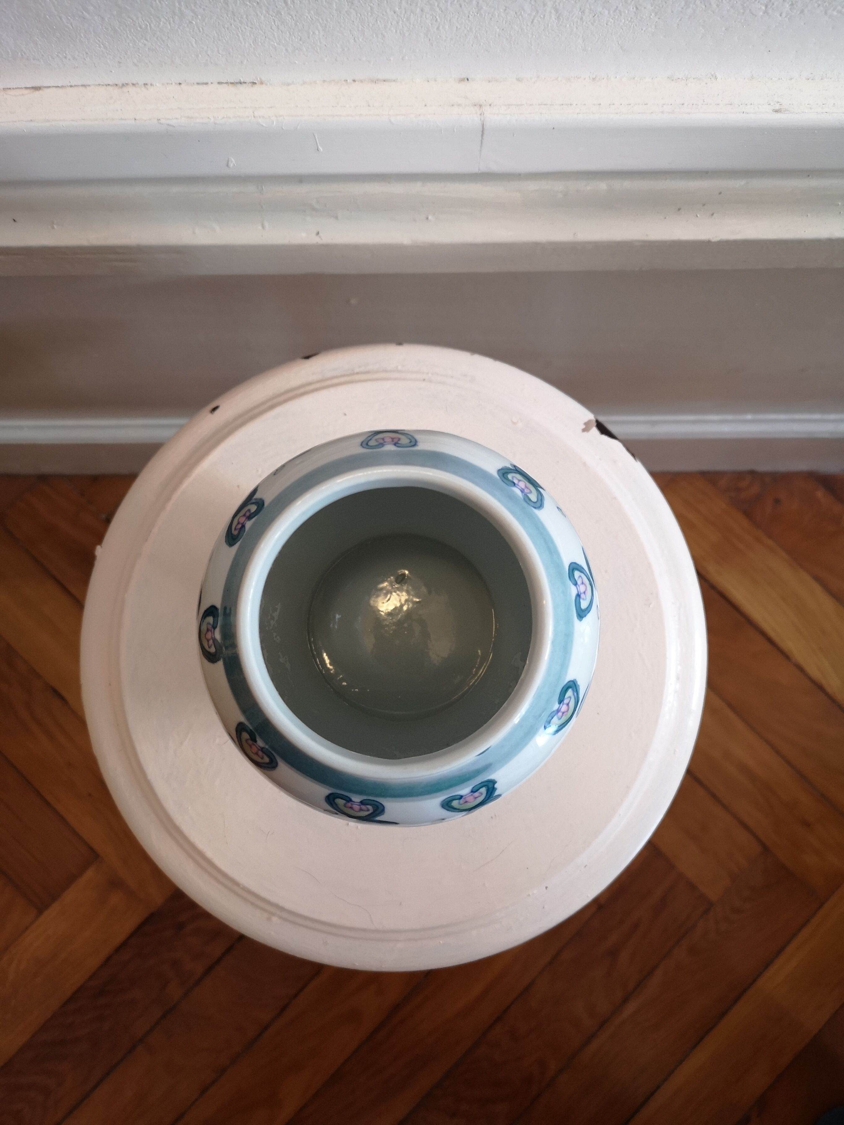 Small Chinese vase full of charm