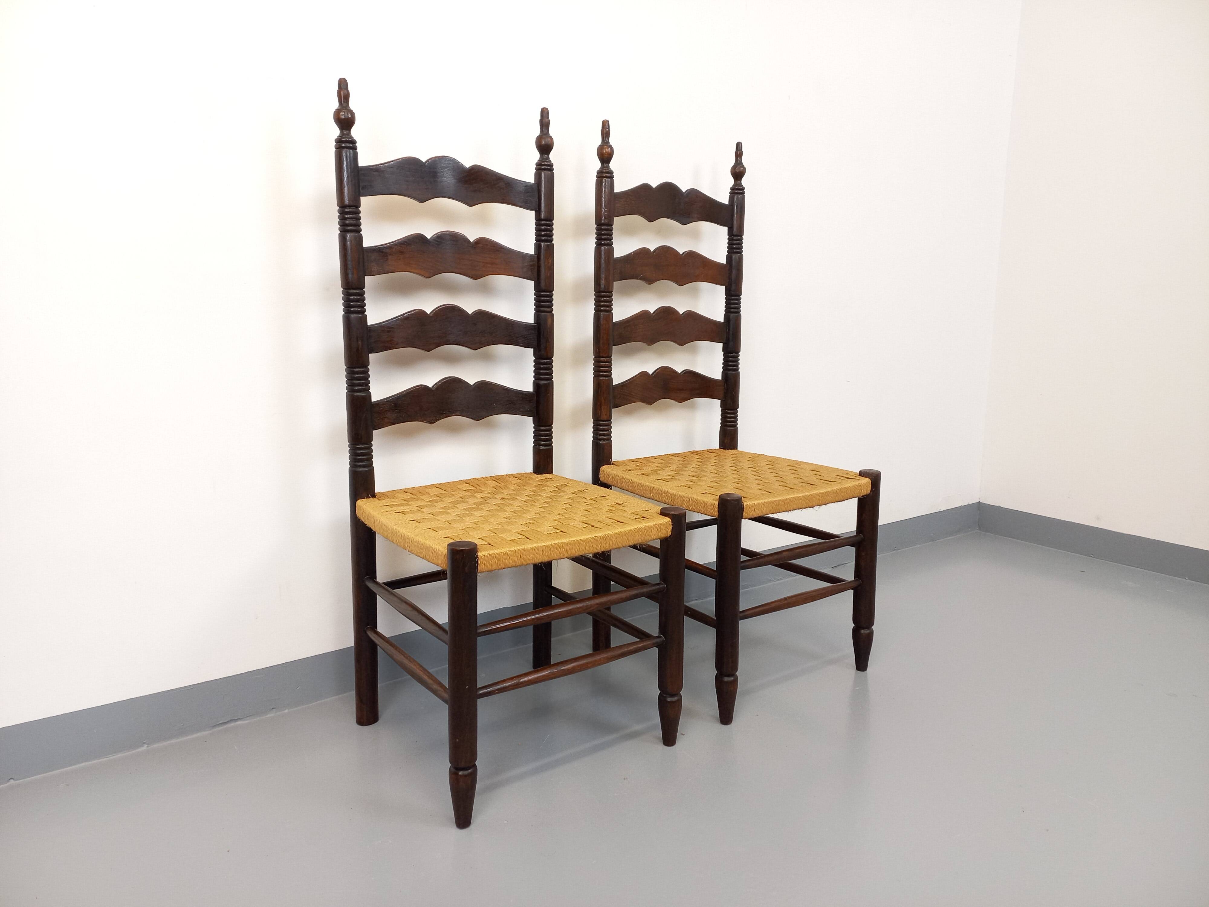 Pair of vintage Arts & Crafts chairs in the style of Antonio Calligaris in oak wood and rope from the 1970s.