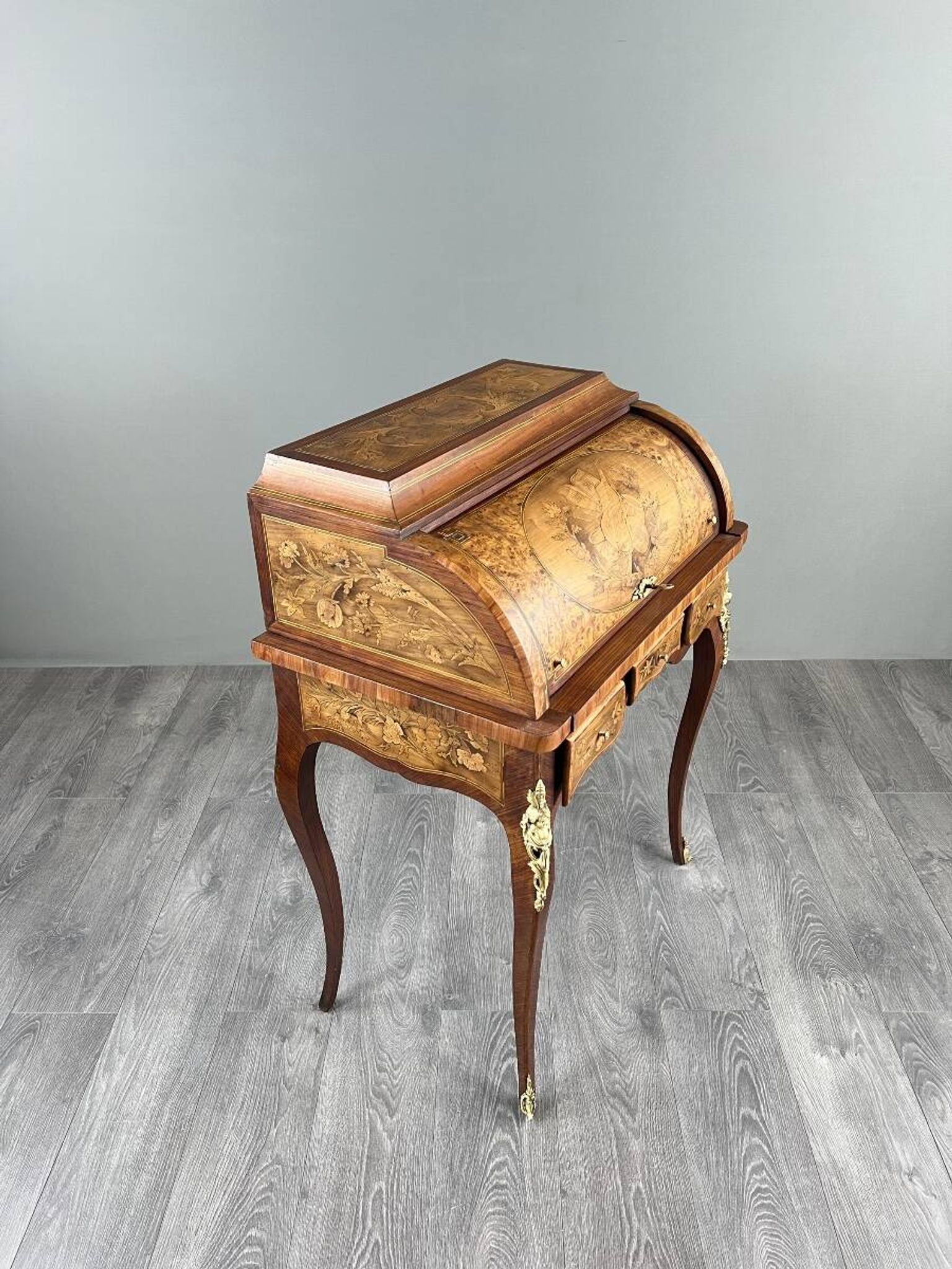 Bureau à cylindre en marqueterie de style Louis XV, XIXe siècle