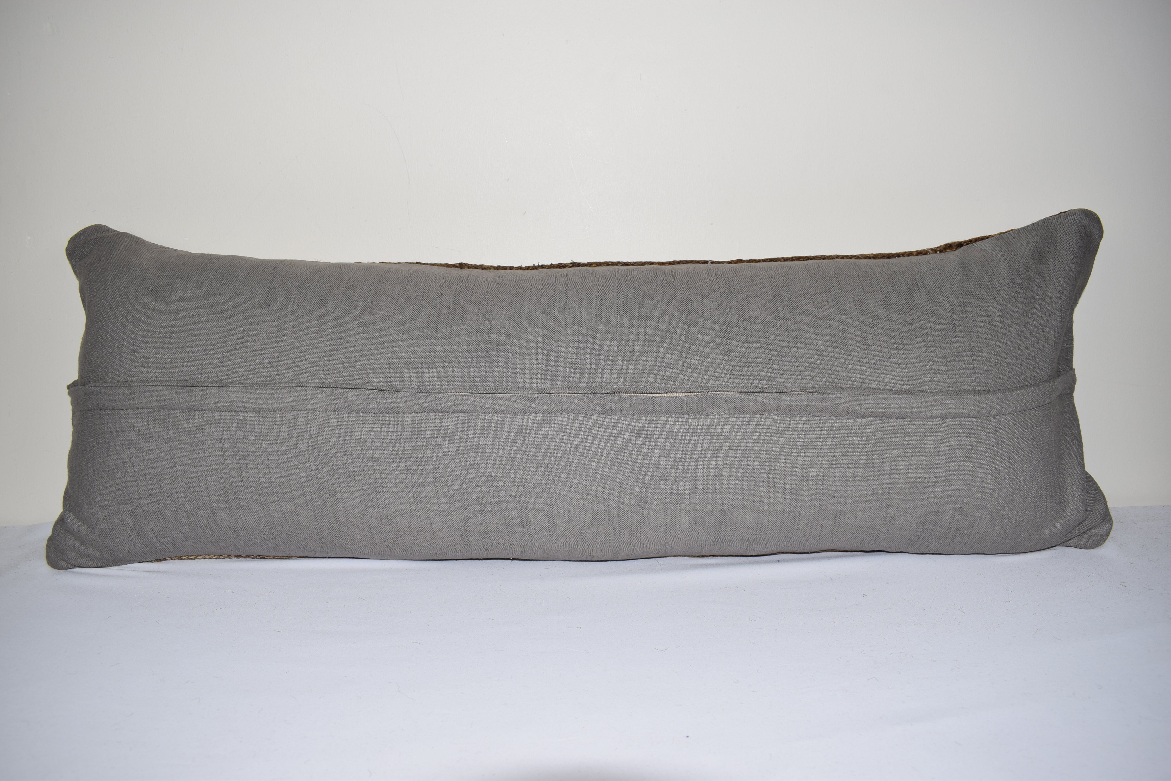 Housse de coussin brodée