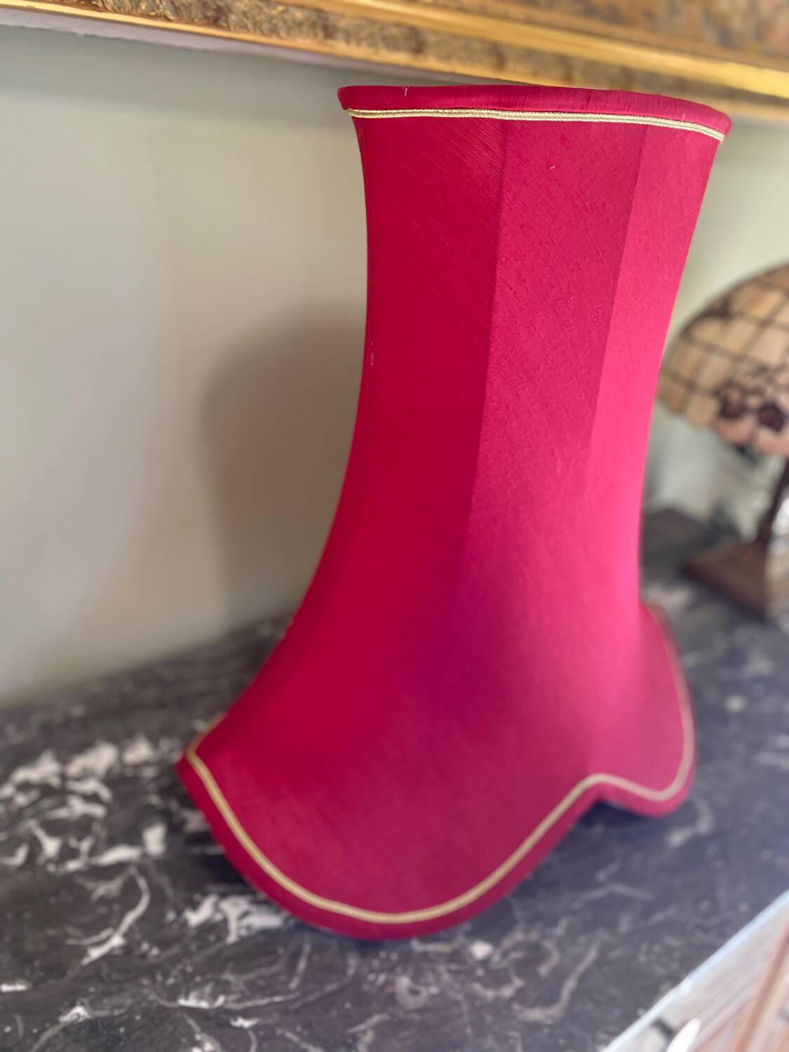 Lampshade in pinkish-burgundy fabric