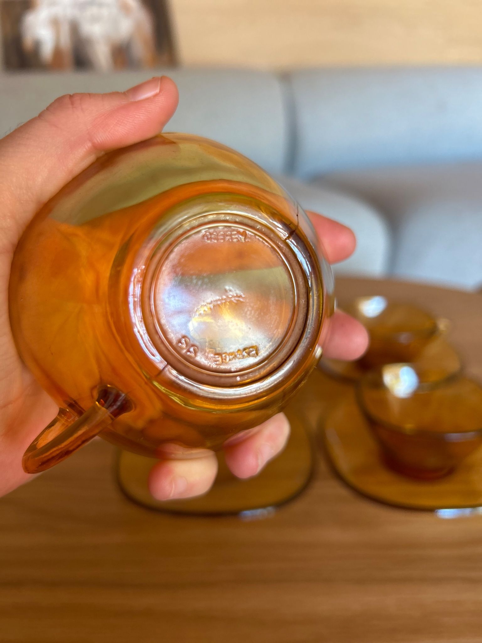 Service for 4 cups & saucers Vereco square with rounded corners amber glass 70s