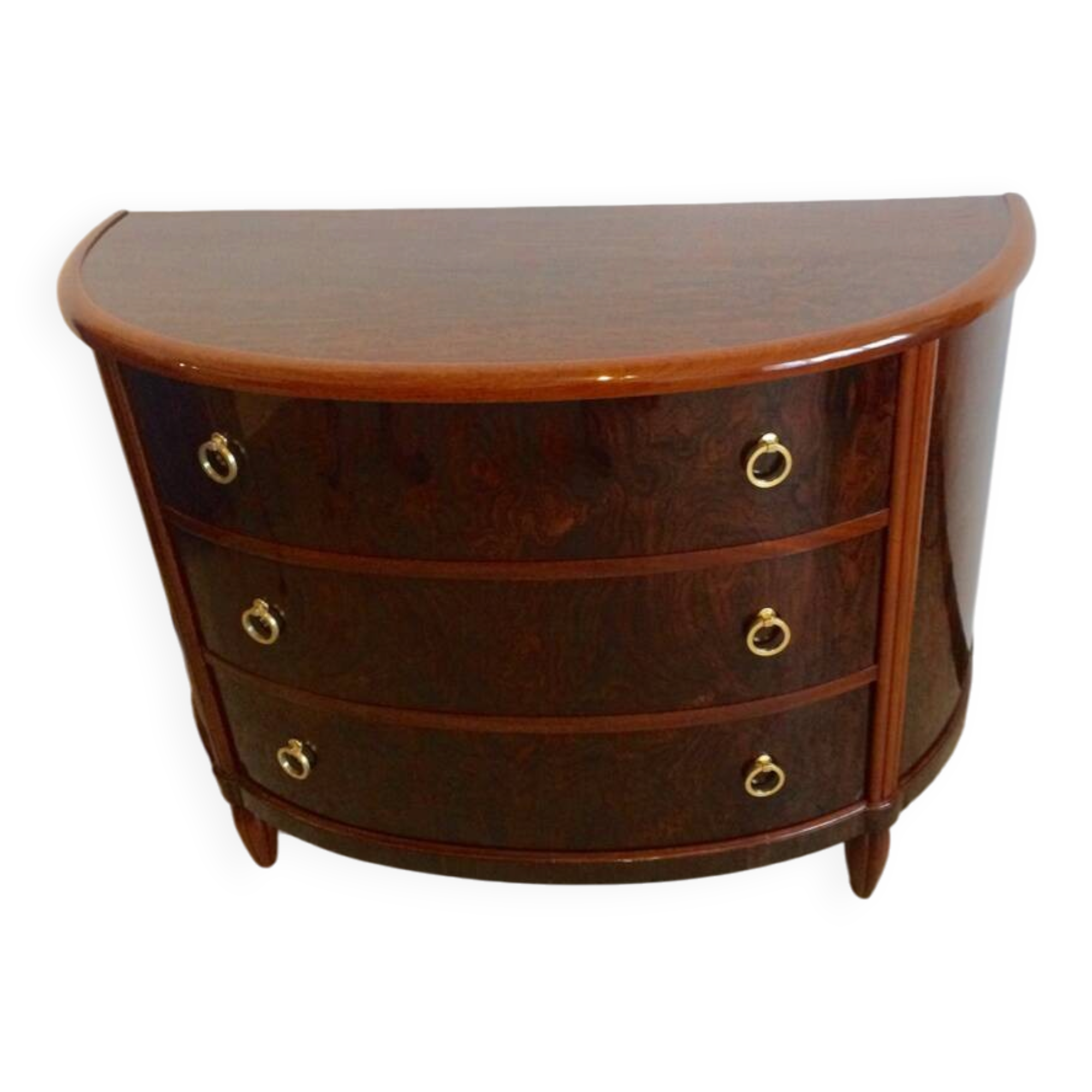 Half-moon commode