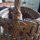 Panier en osier tressé