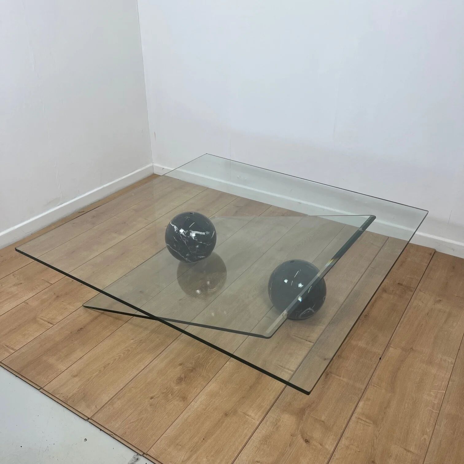 Table basse asymétrique roche bobois en verre et marbre, 1980/90