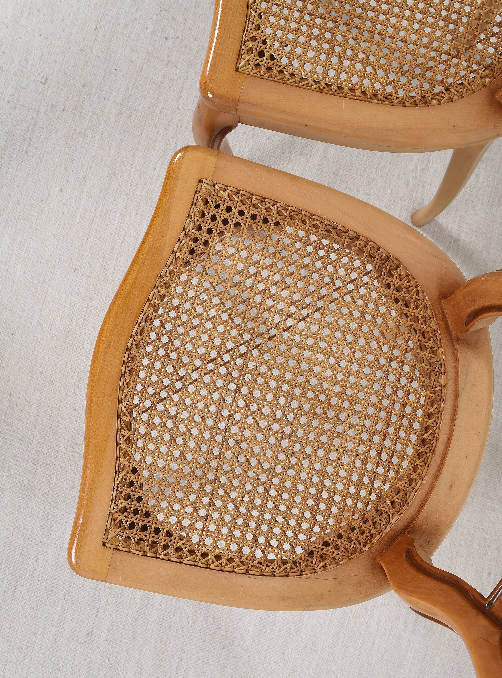 Paire de chaises cannées, en bois