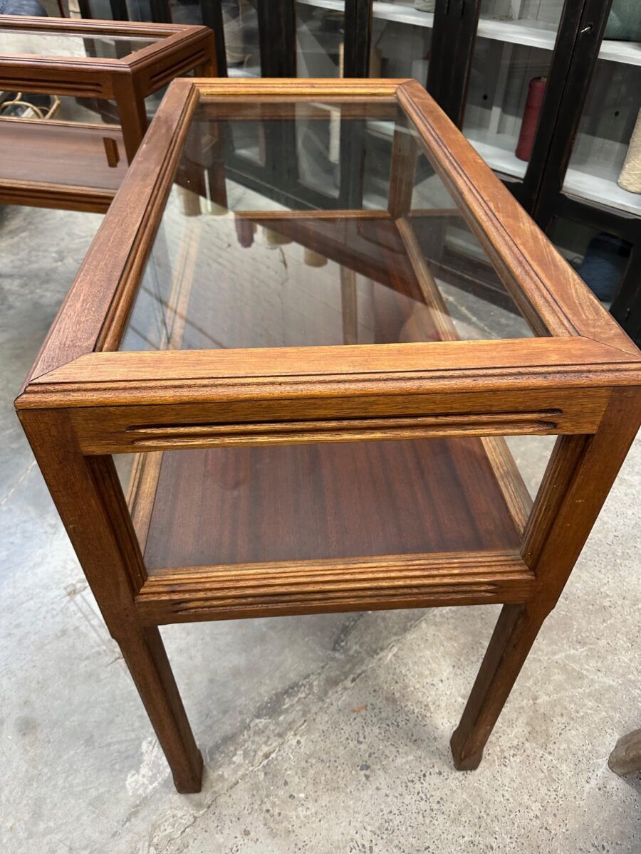 Paires de vitrines de style art déco en acajou années 60 avec portes coulissantes