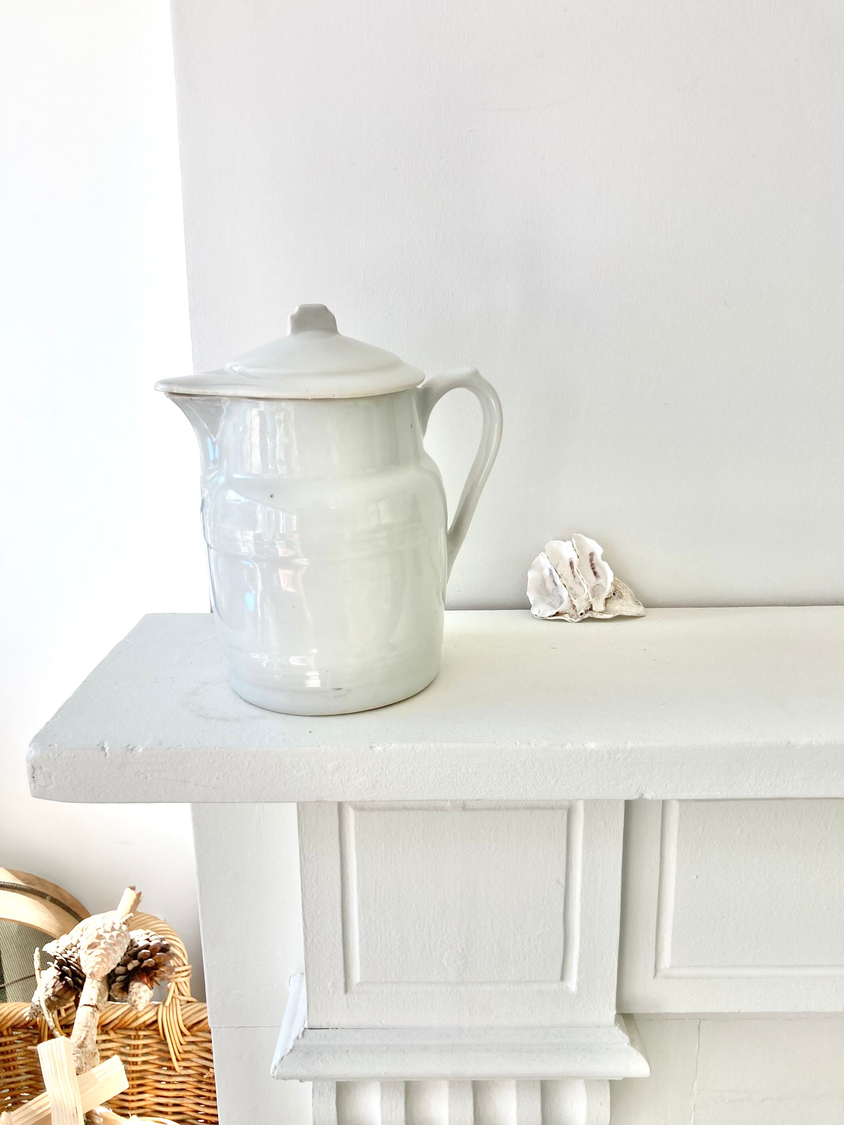 Pitcher covered porcelain Grigny XIXth stamped P.Precious