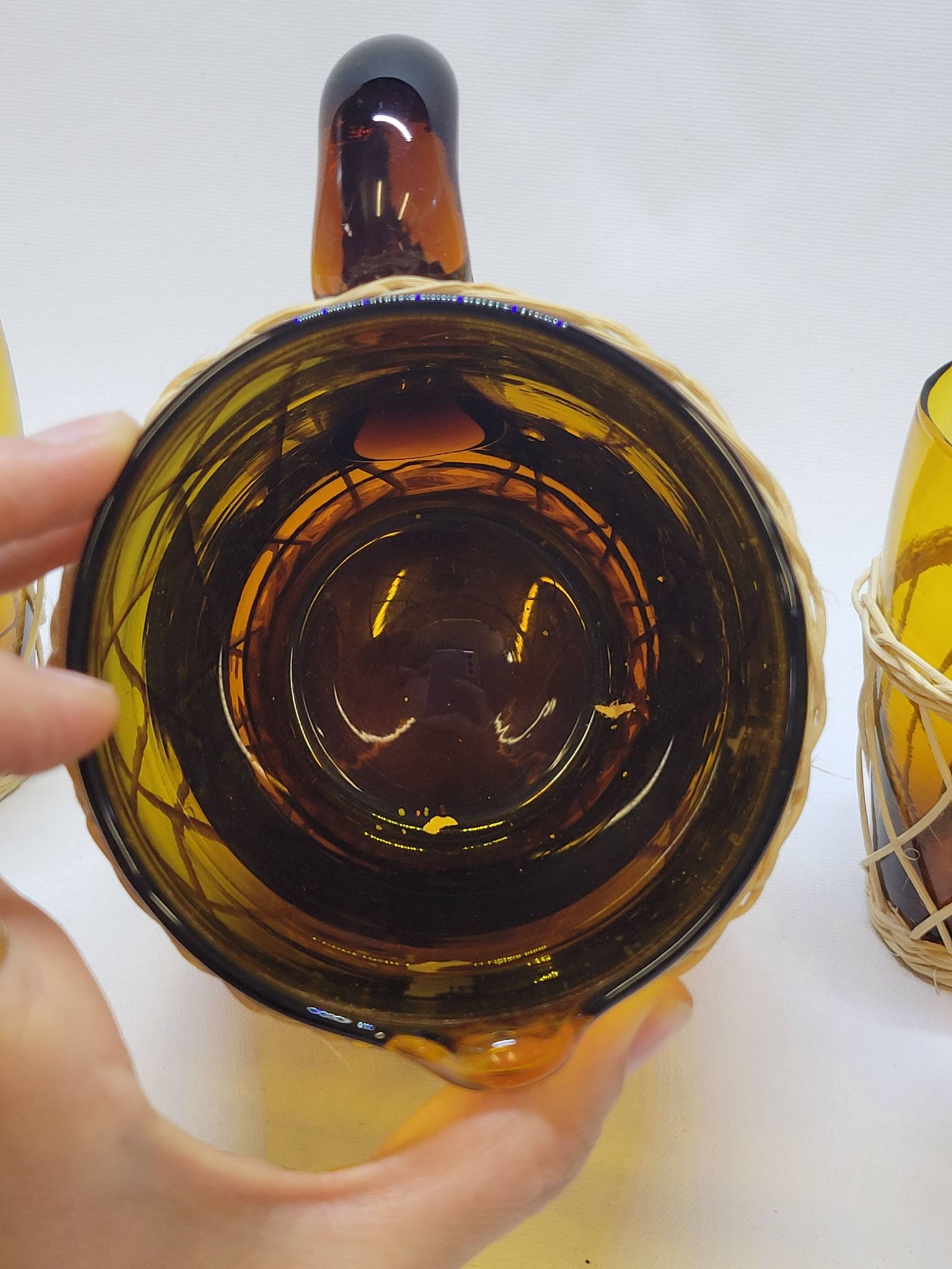 Service à orangeade vintage en verre soufflé ambré et osier