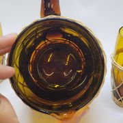 Service à orangeade vintage en verre soufflé ambré et osier