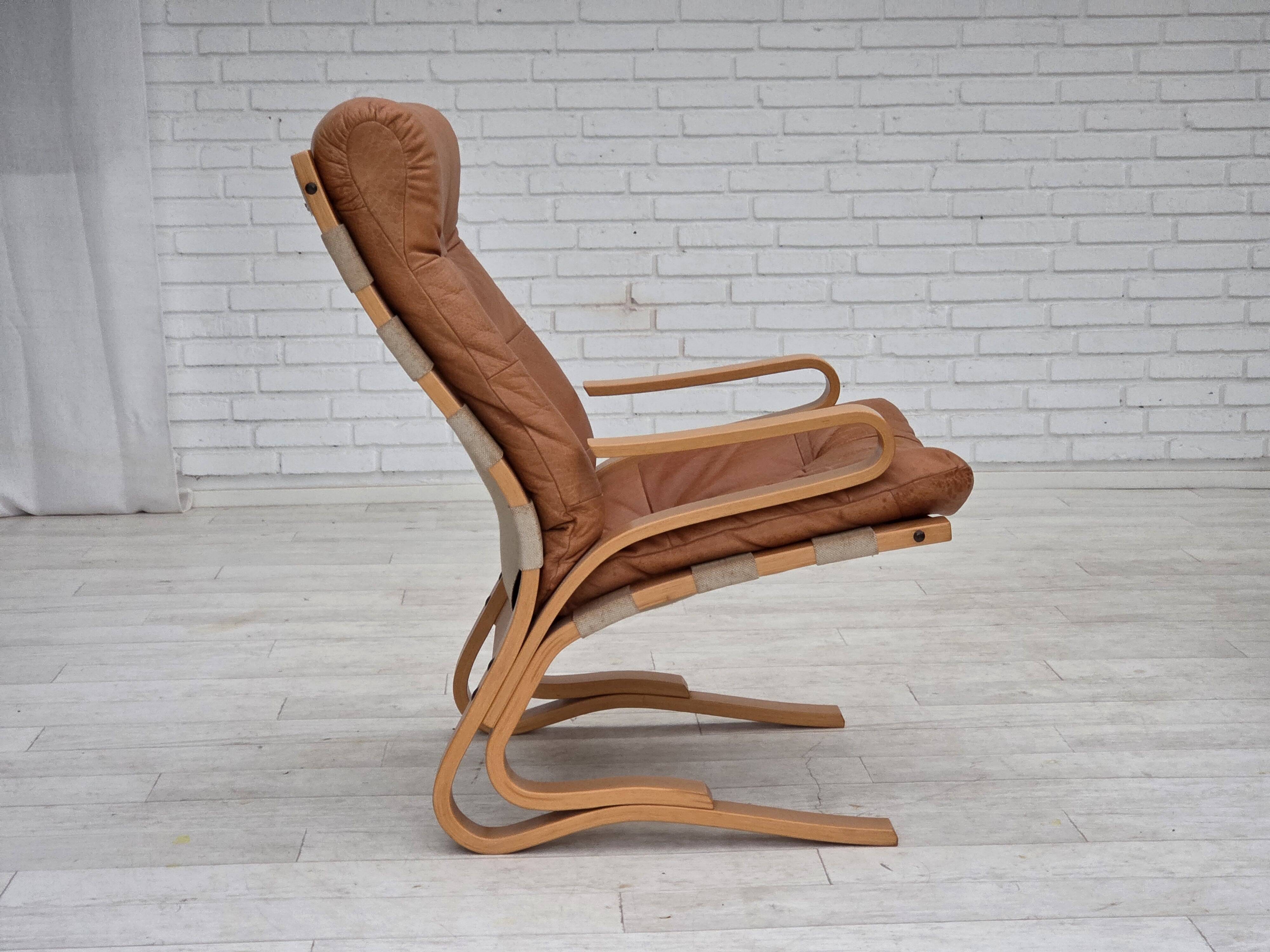 Fauteuil norvégien des années 1970, modèle "Kengu", cuir de meuble.