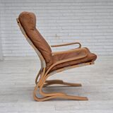 Fauteuil norvégien des années 1970, modèle "Kengu", cuir de meuble.