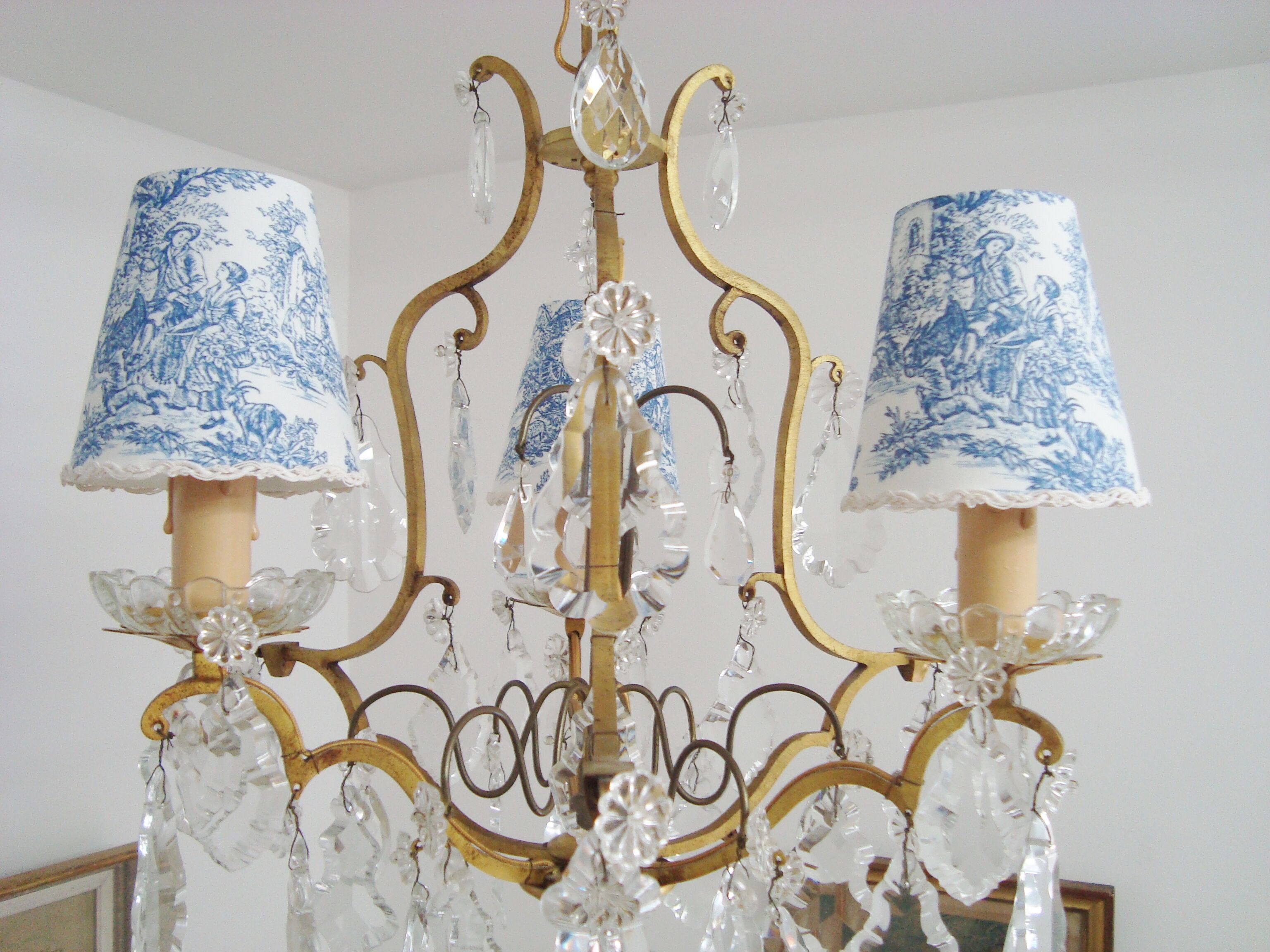 Vintage grapefruit chandelier with three lampshades in Toile de Jouy fabric