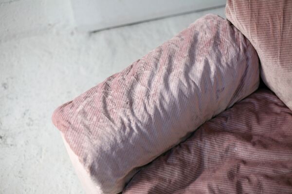 Paire de fauteuils mousse et velours ras rose pale, Cinna, France, circa 1970