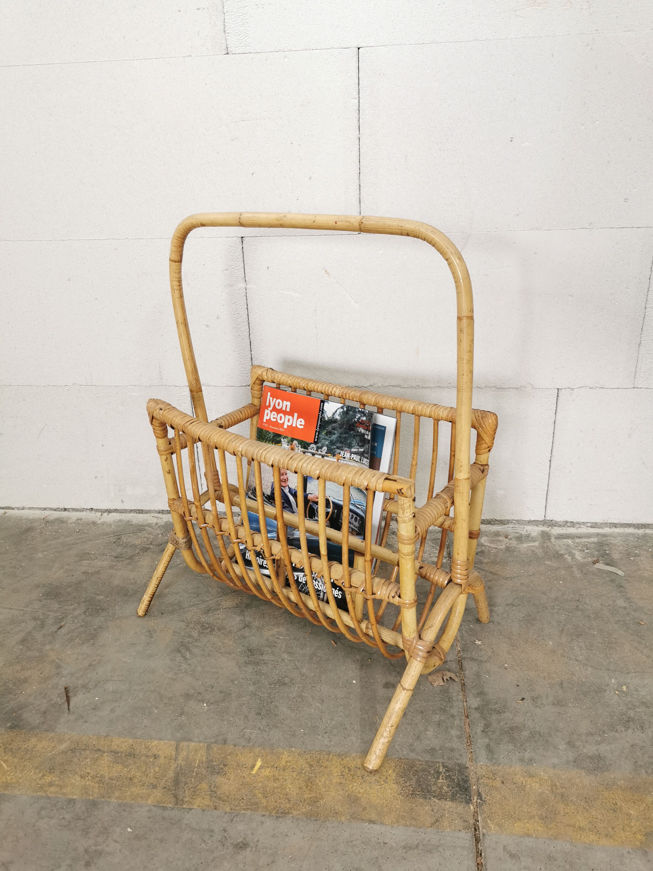 Porte revue rotin