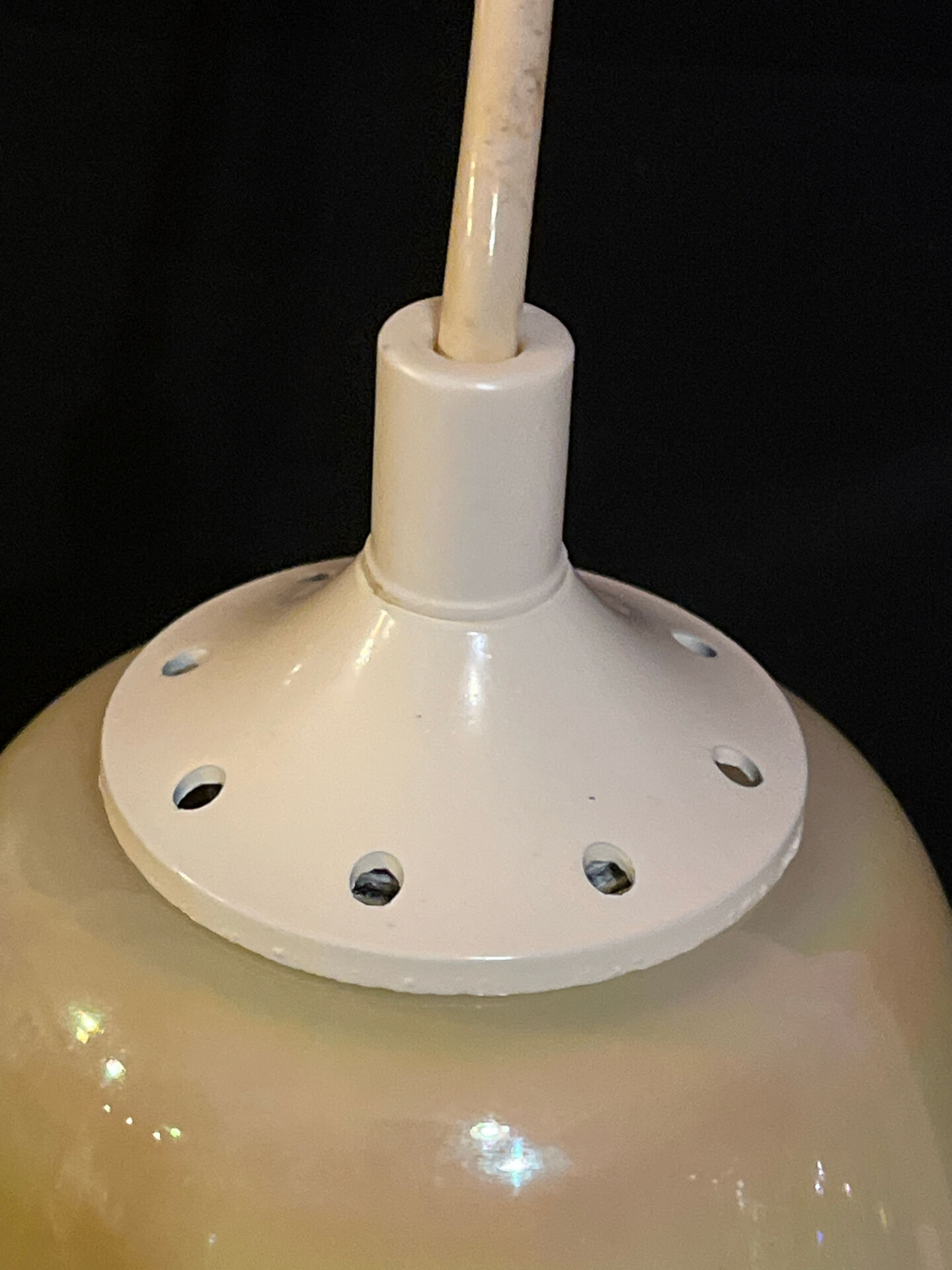 New vintage suspension in iridescent opaline – Attributed to Vianne
