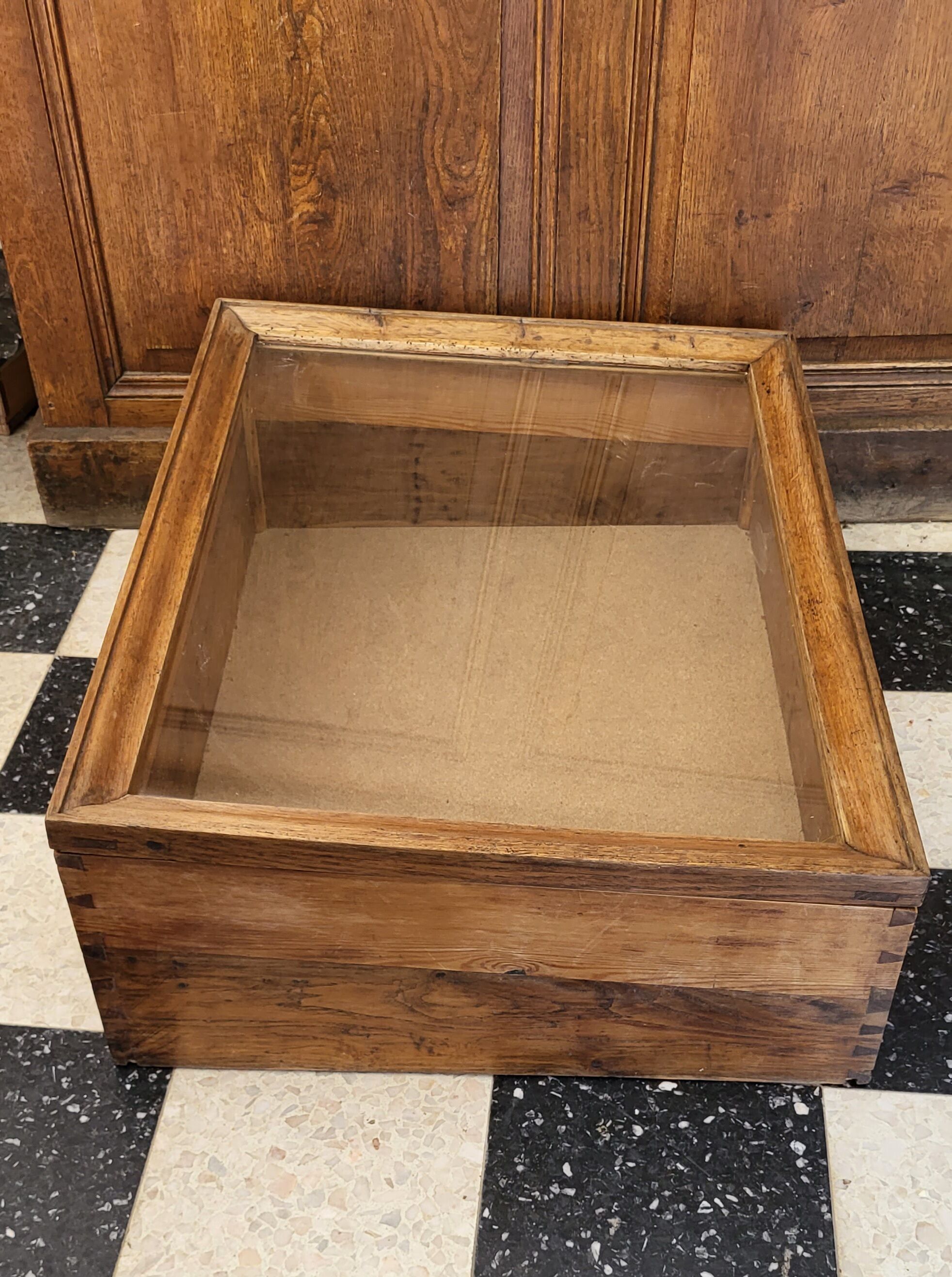 Vitrine de comptoir en chêne Fin XIXème / Déb. XXème