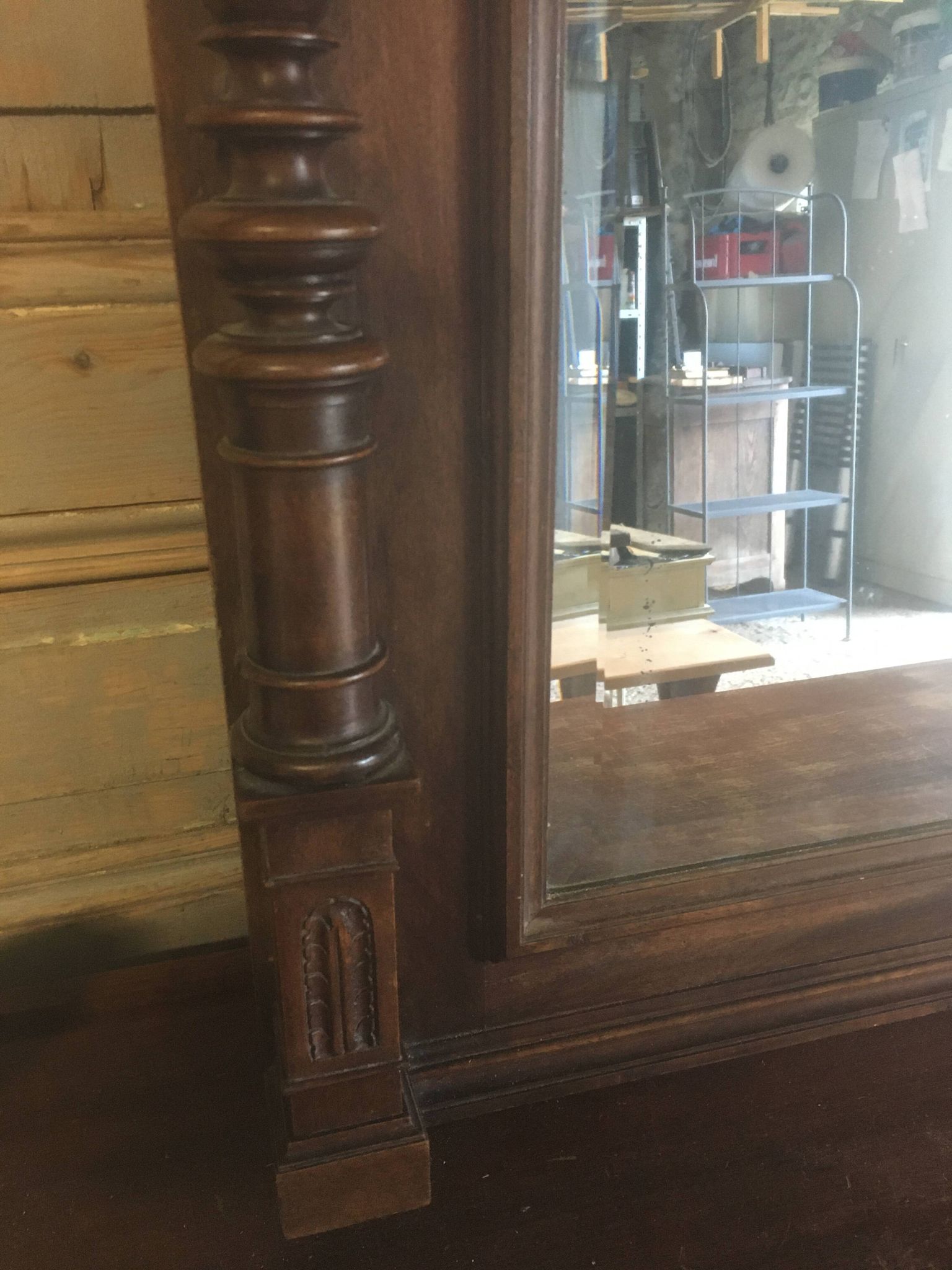 Miroir biseauté de style Henri ii en noyer
