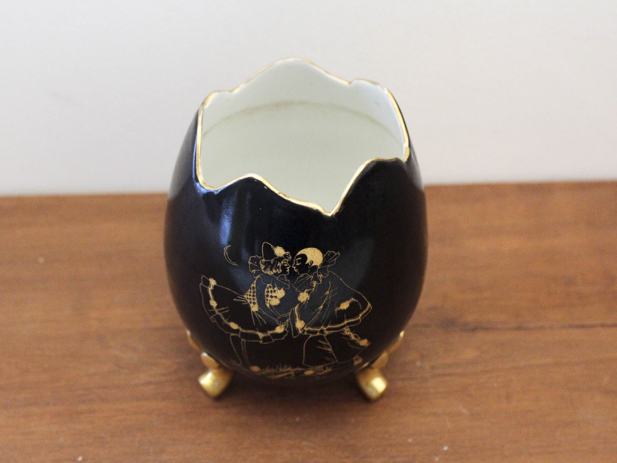 Egg-shaped porcelain vase decorated with Pierrot and Columbine