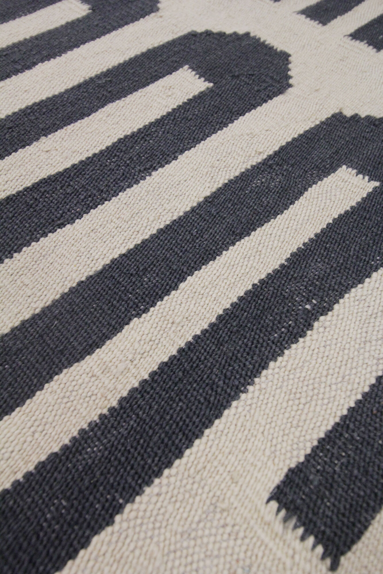 Bold Geometric Kilim Contemporary Grey Cream Wool Area Rug- 177x225cm